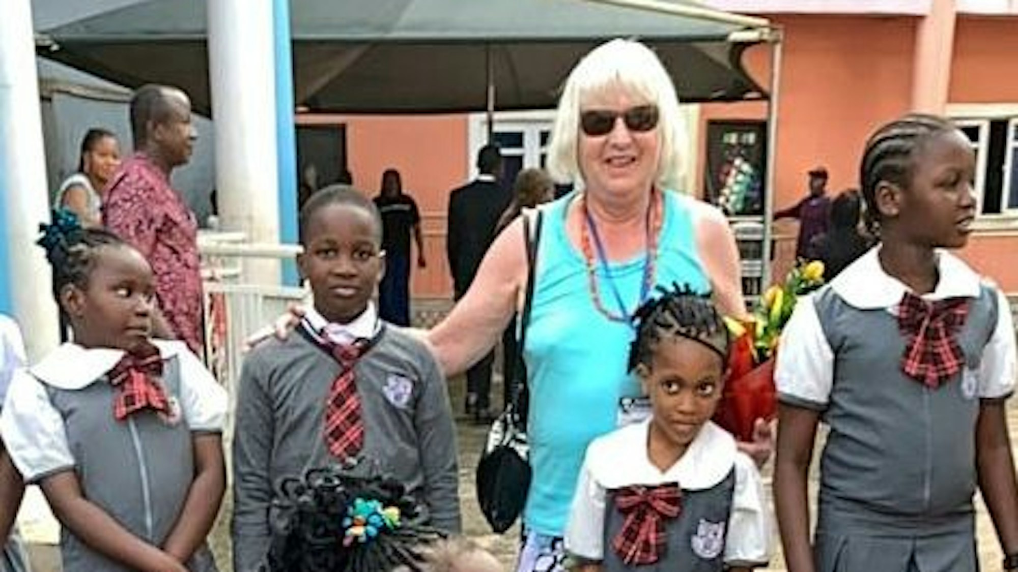 Das Bild zeigt Kathi Hoss vom Verein „Uzondu“ inmitten der Kinder von Umuowa.