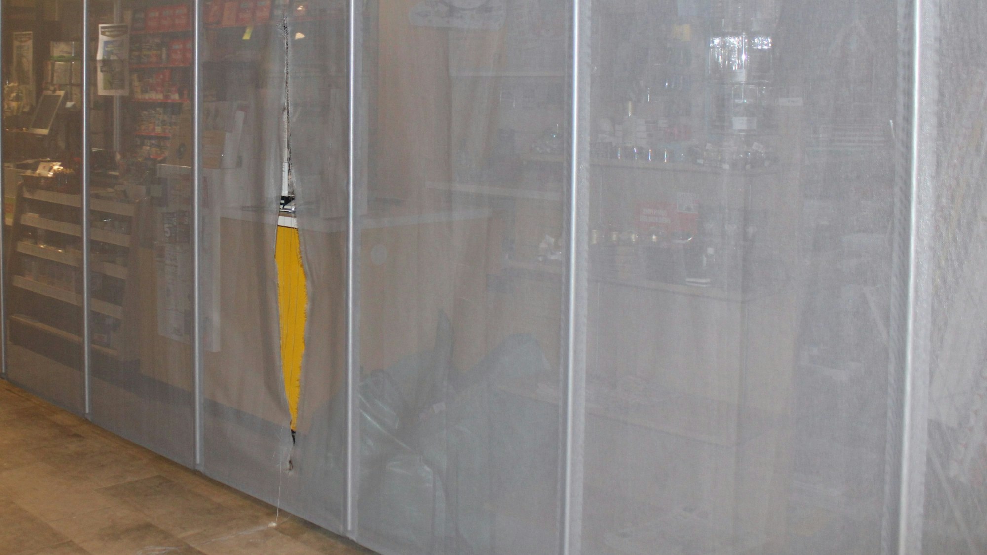 In einem Raumtrenner ist ein langer Schnitt zu sehen.