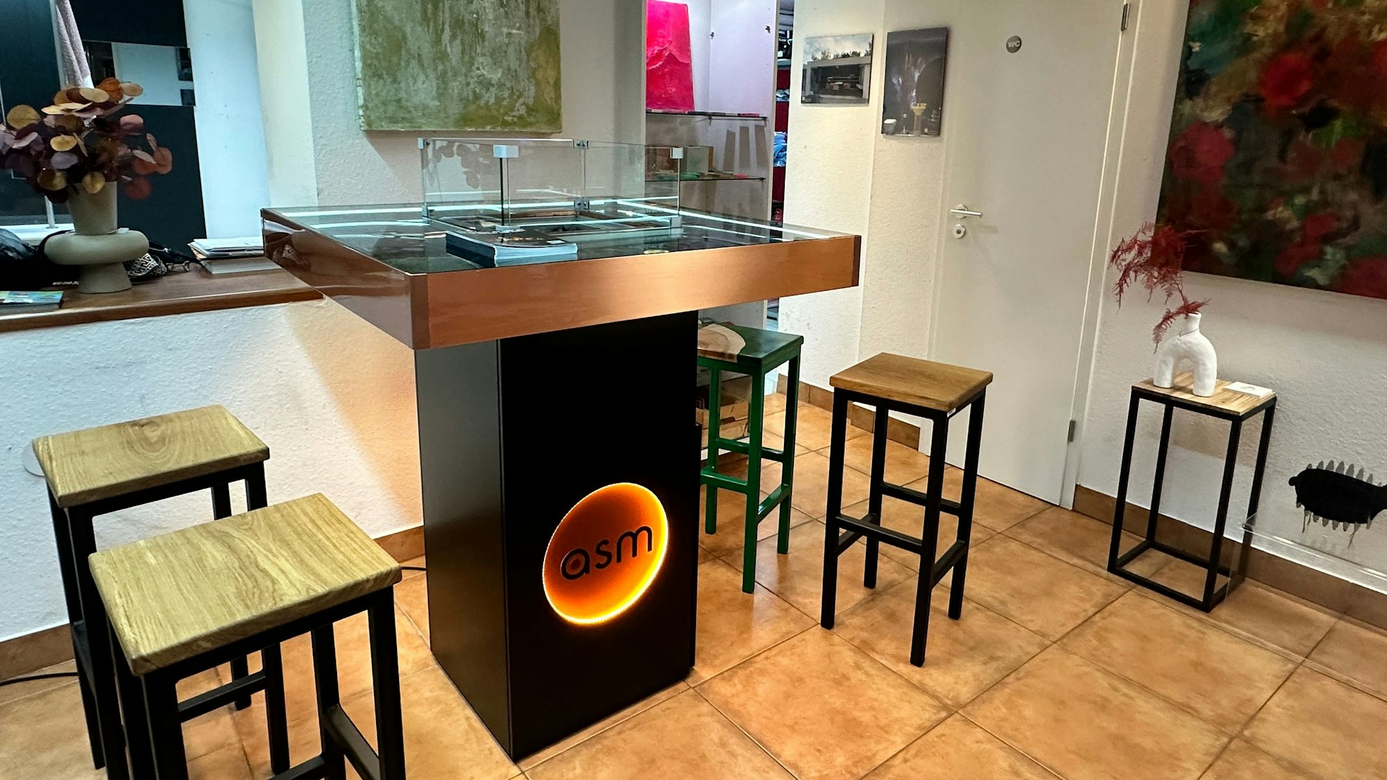 Ein Außenkamintisch mit Lichtinstallation im Pop-up-Store Gedöns de Luxe in Rodenkirchen.