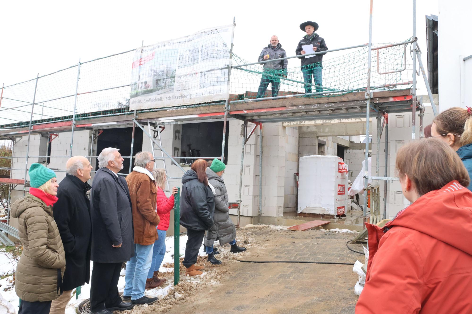 Richtfest für den Anbau ans Awo-Familienzentrum Nümbrecht, Richtspruch von Michael Korthaus (auf dem Dach, rechts).