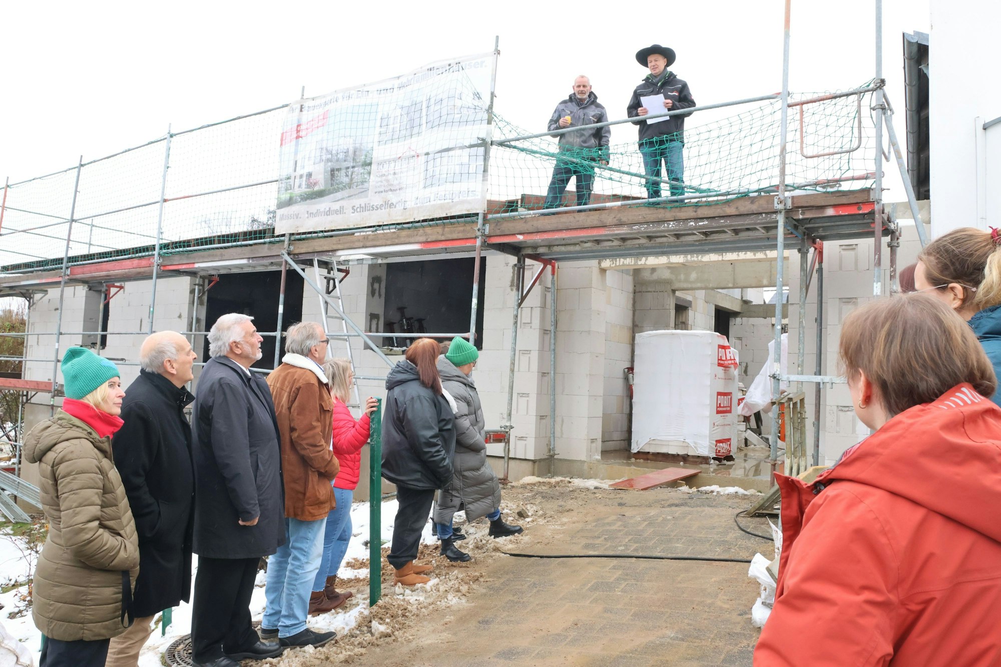 Richtfest für den Anbau ans Awo-Familienzentrum Nümbrecht, Richtspruch von Michael Korthaus (auf dem Dach, rechts).
