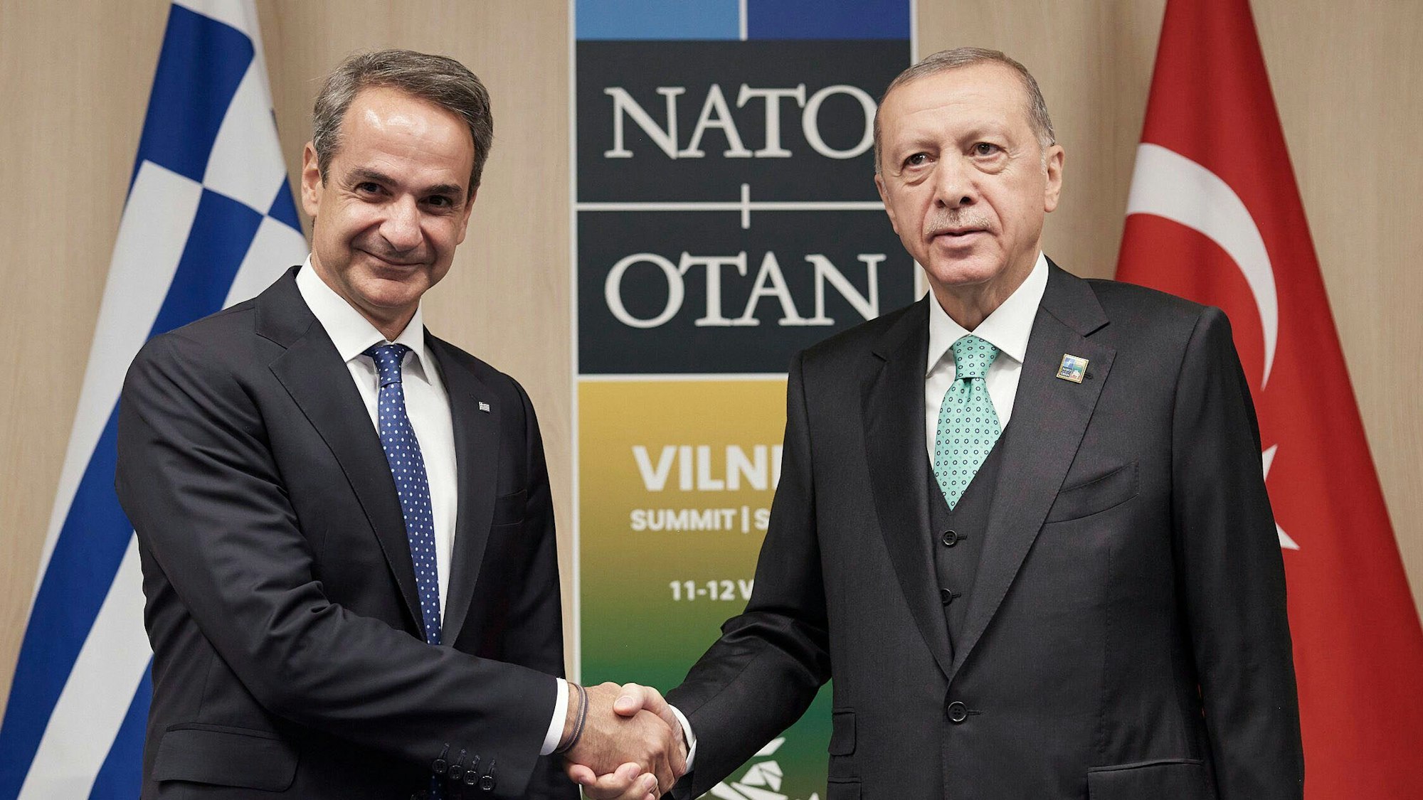 Händeschütteln beim Nato-Gipfel im Juli: Kyriakos Mitsotakis (l.) und Recep Tayyip Erdogan.