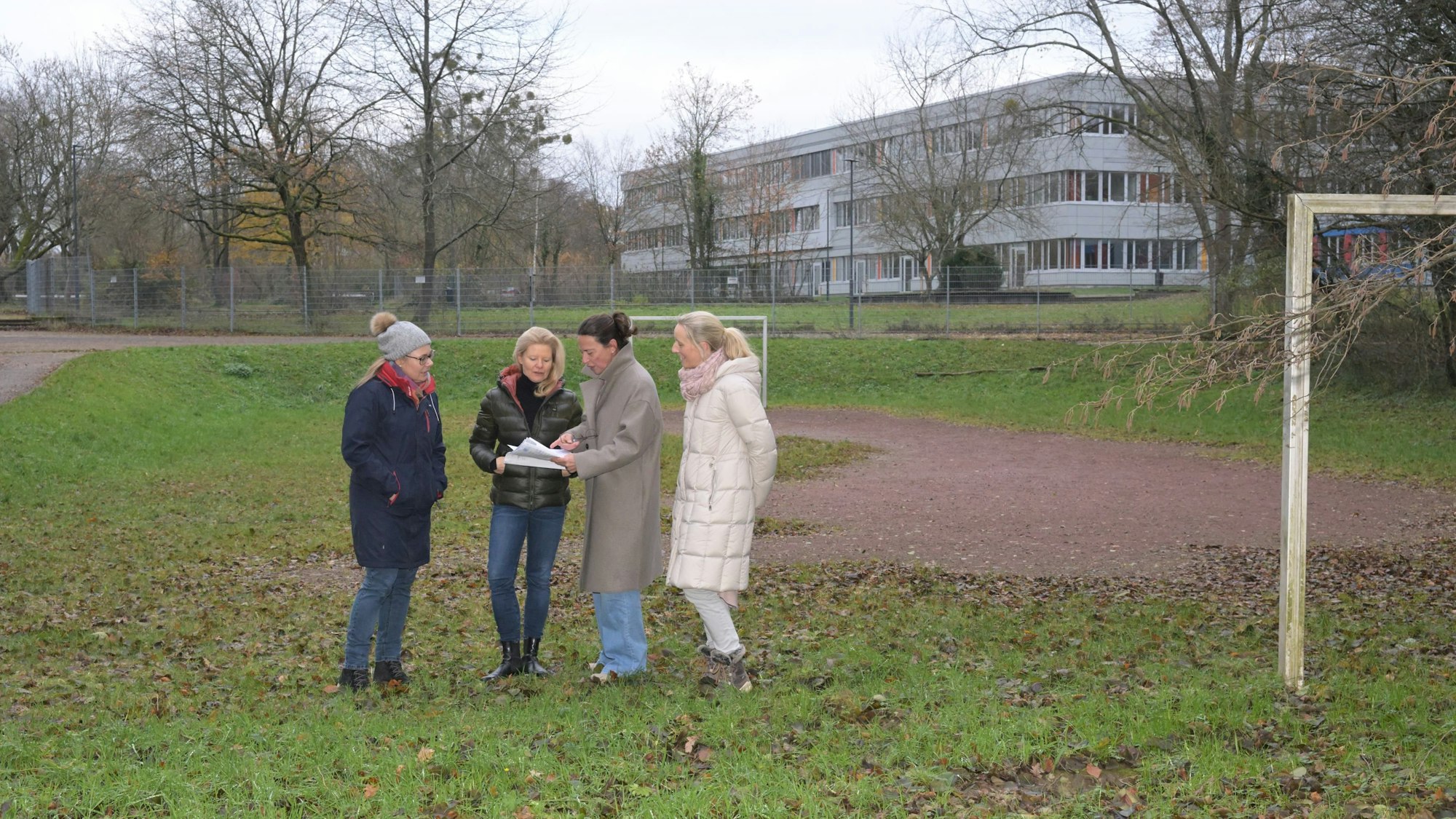 Vier Anwohnerinnen am Skaterpark Bergisch Gladbach, Saaler Mühle