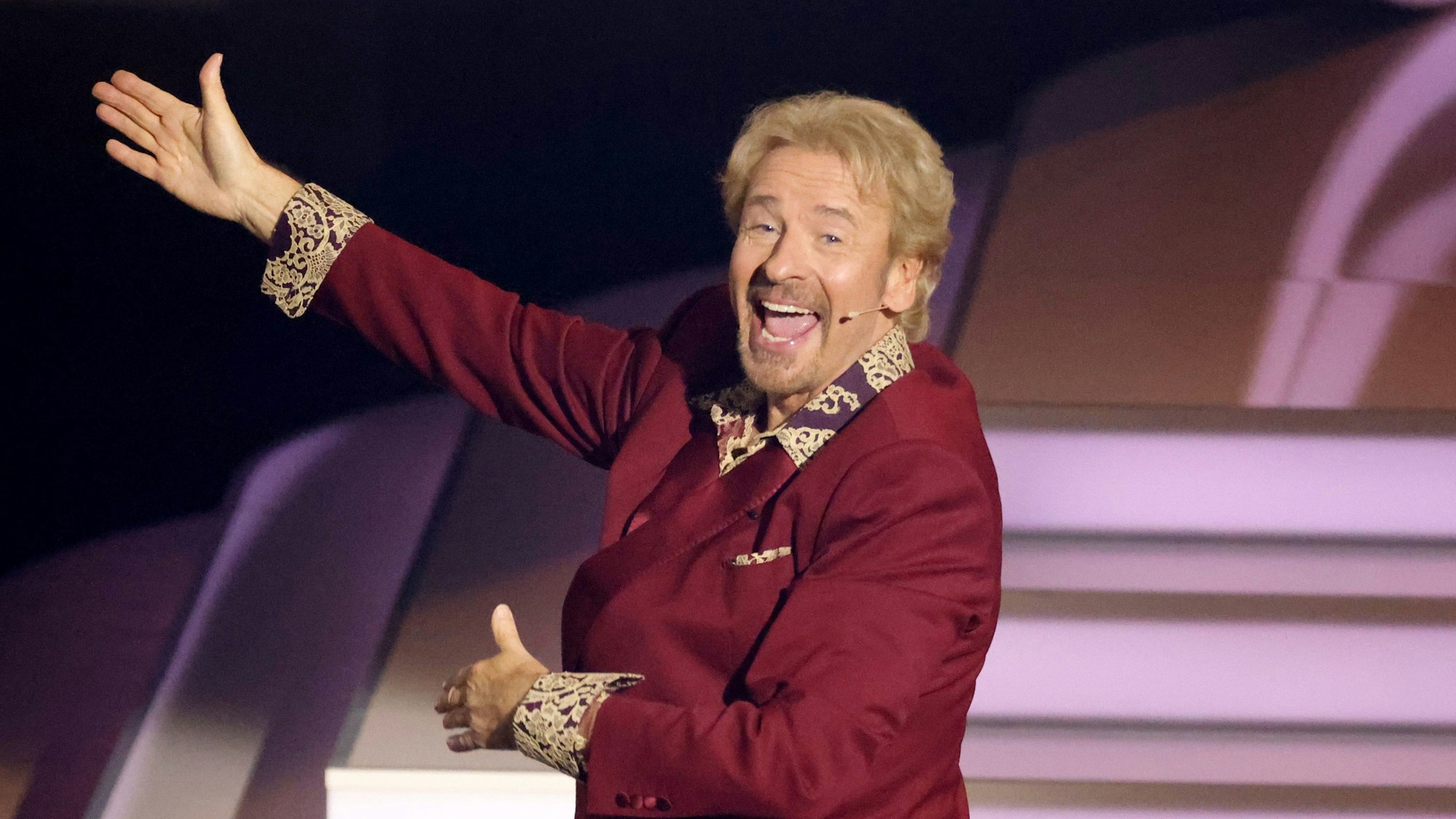 Offenburg: Moderator Thomas Gottschalk steht in der ZDF-Show ‚Wetten, dass..?‘ auf der Bühne.