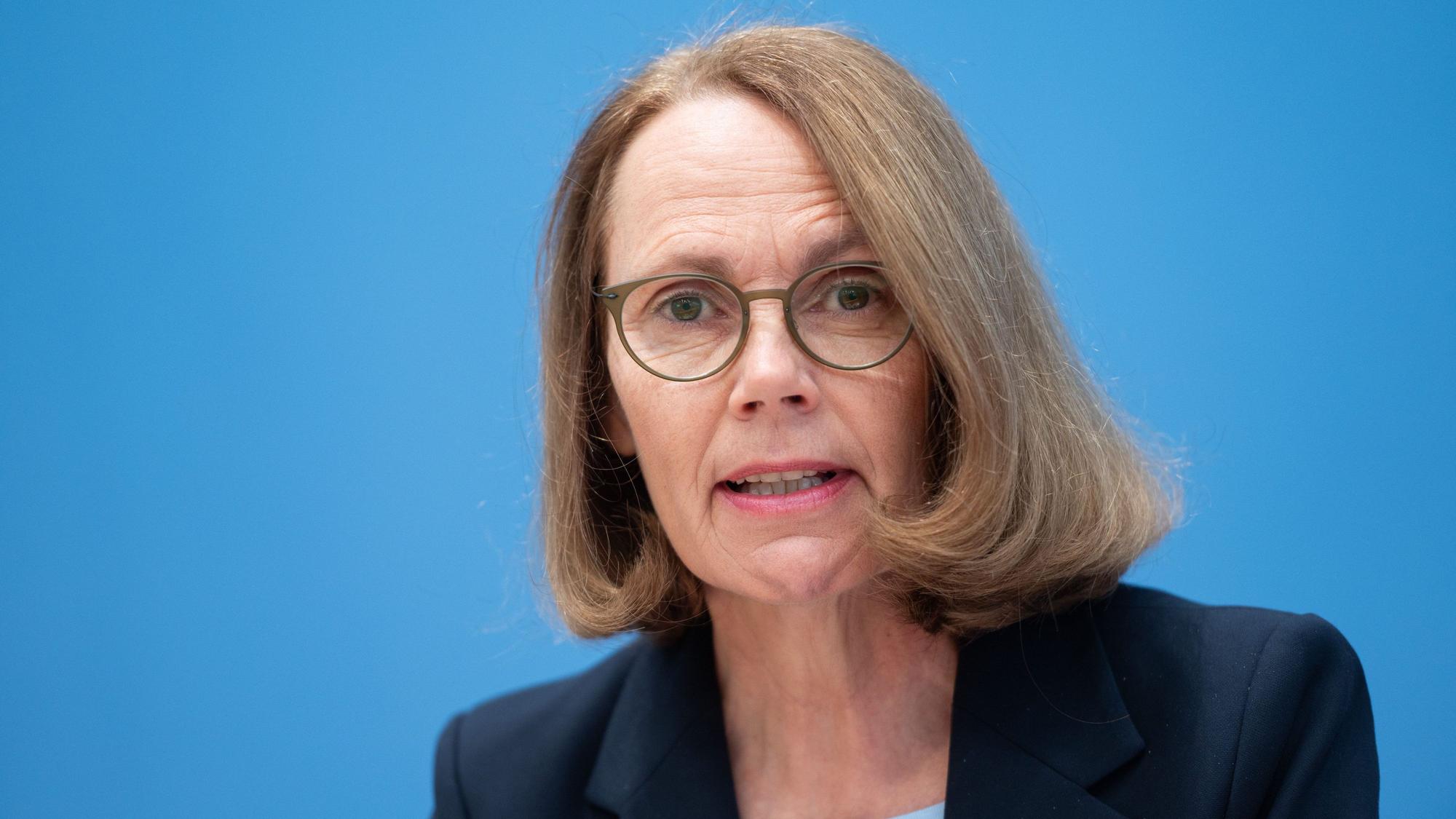 Doris Lewalter, Nationale PISA-Projektleiterin, spricht bei der Vorstellung der Pisa-Studie 2022 in der Bundespressekonferenz.