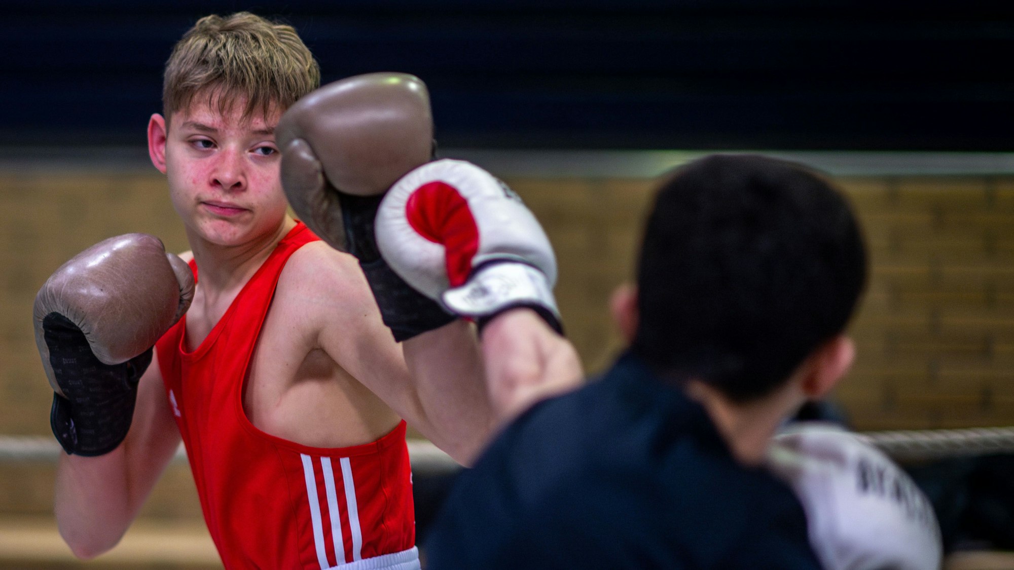 Das Bild zeigt den Euskirchener Boxer Daniel Lesev beim Training in der Sporthalle der Kaplan-Kellermann-Schule in Euskirchen.
