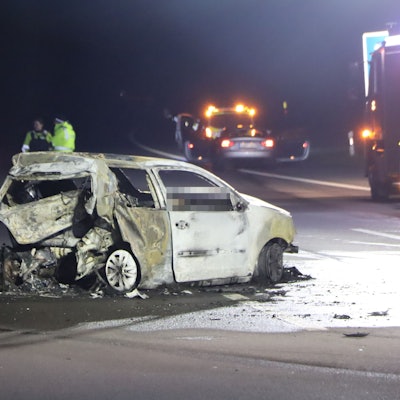 Auf dem Foto ist der ausgebrannte Kleinwagen zu sehen, in dem eine Mutter und ihre Tochter ums Leben kamen.