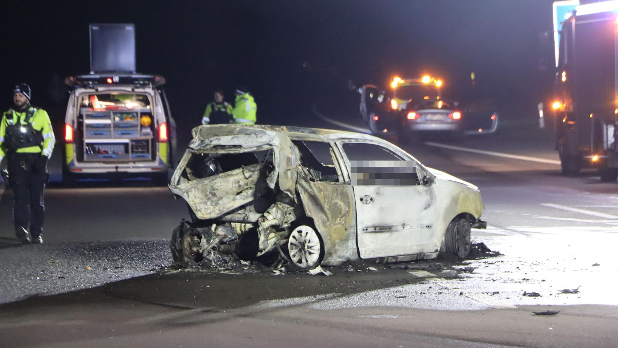 Der Wagen brannte völlig aus, die Feuerwehr konnte die Insassen nicht mehr retten.