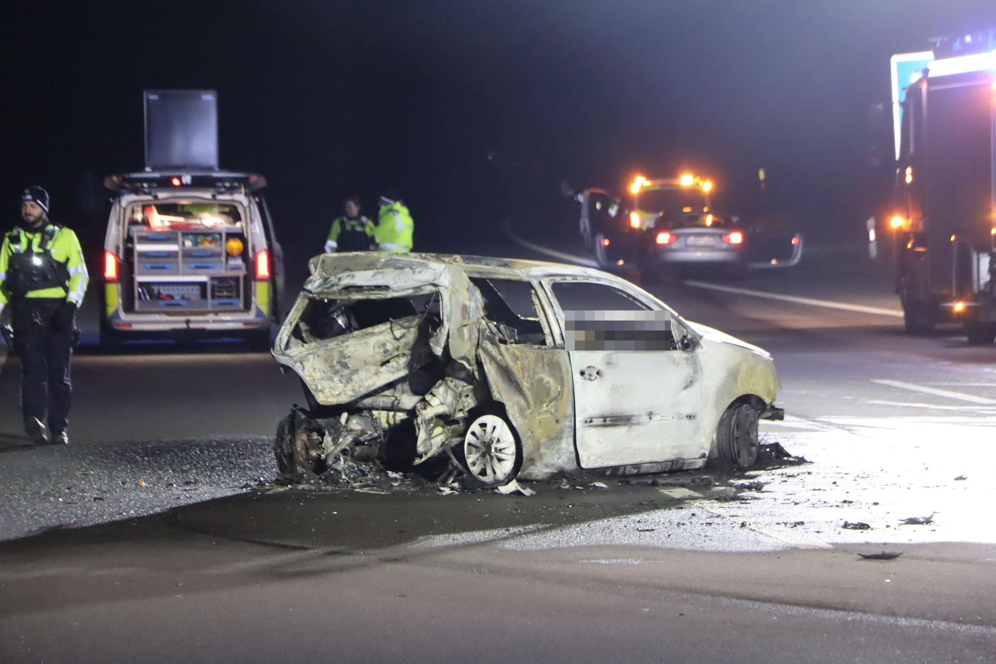 Ein schwer beschädigtes Auto steht auf der Autobahn 555.