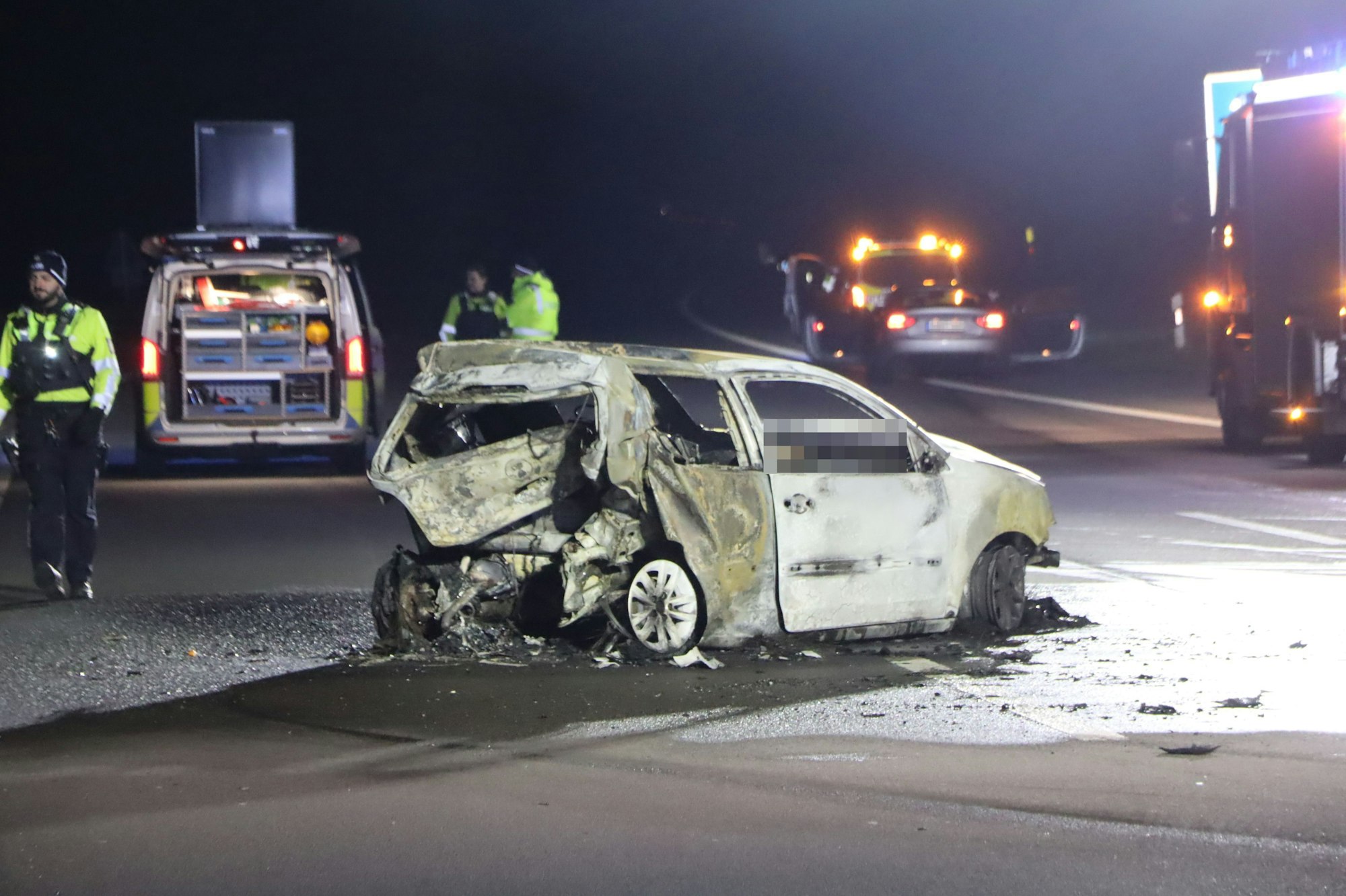 Ein schwer beschädigtes Auto steht auf der Autobahn 555.