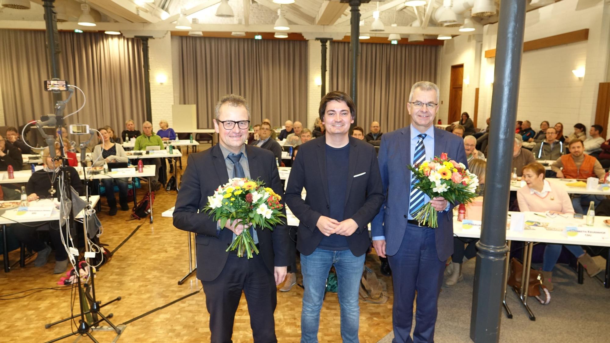 Michael Walter (l.) und Marin Herkt (r.) wurden für weitere Jahre in ihre Ämter als Beigeordnete gewählt. Bürgermeister Mario Dahm (M.) gratulierte.