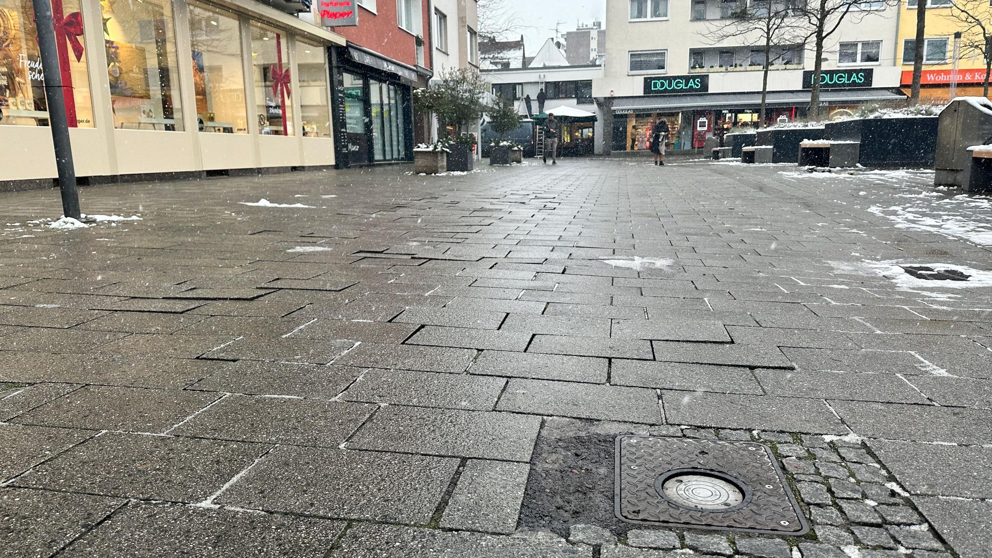 Eine frisch reparierte Stelle im Pflaster ist zu sehen.