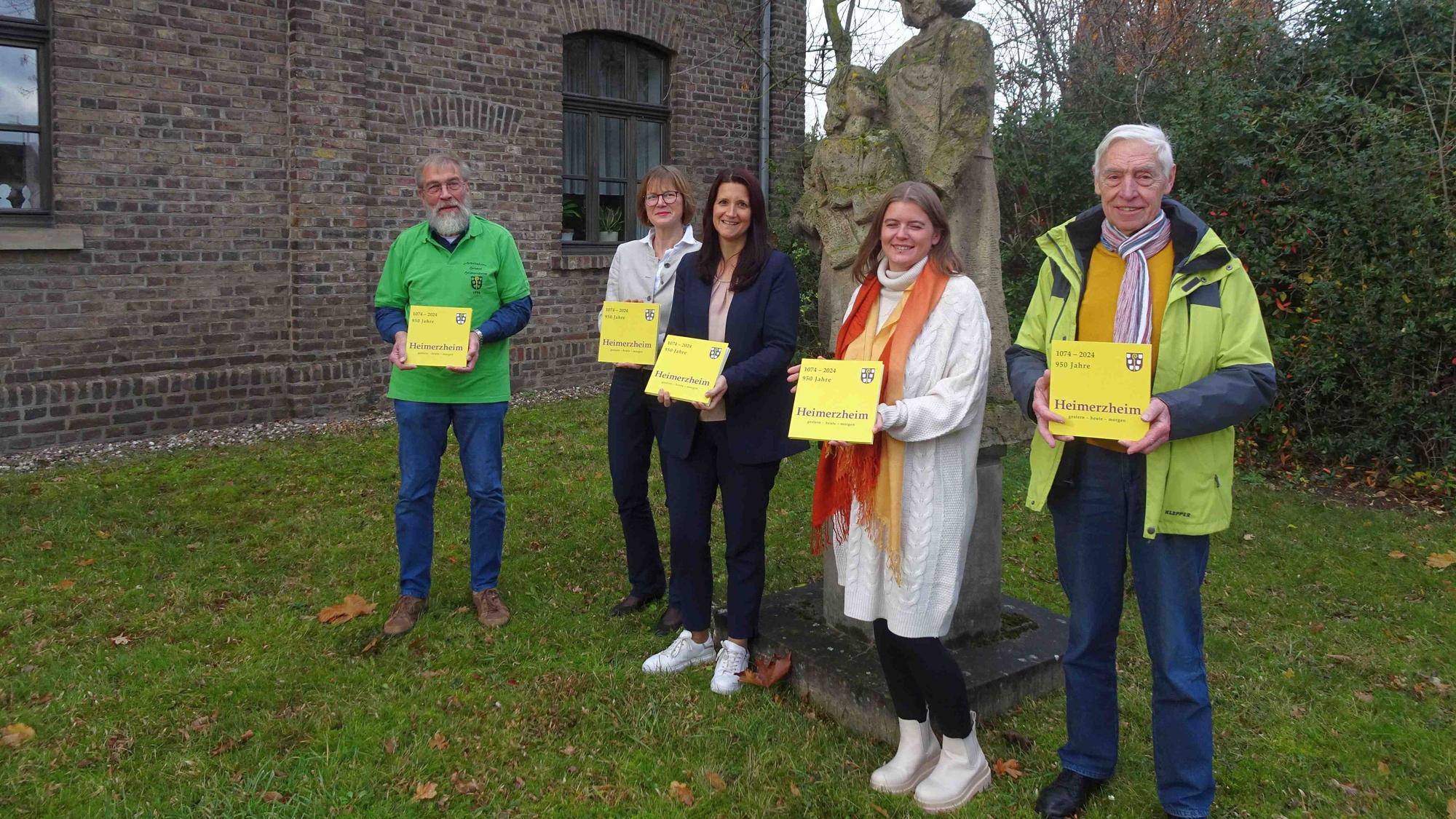 Buchpräsentation: Hans-Josef Balg, Angelika Neubauer, Michaela Klimke (Kreissparkasse), Sara Kauffmann und Hermann Schlagheck (v. l.) vor der Statue von Josef mit dem Kind Jesus.