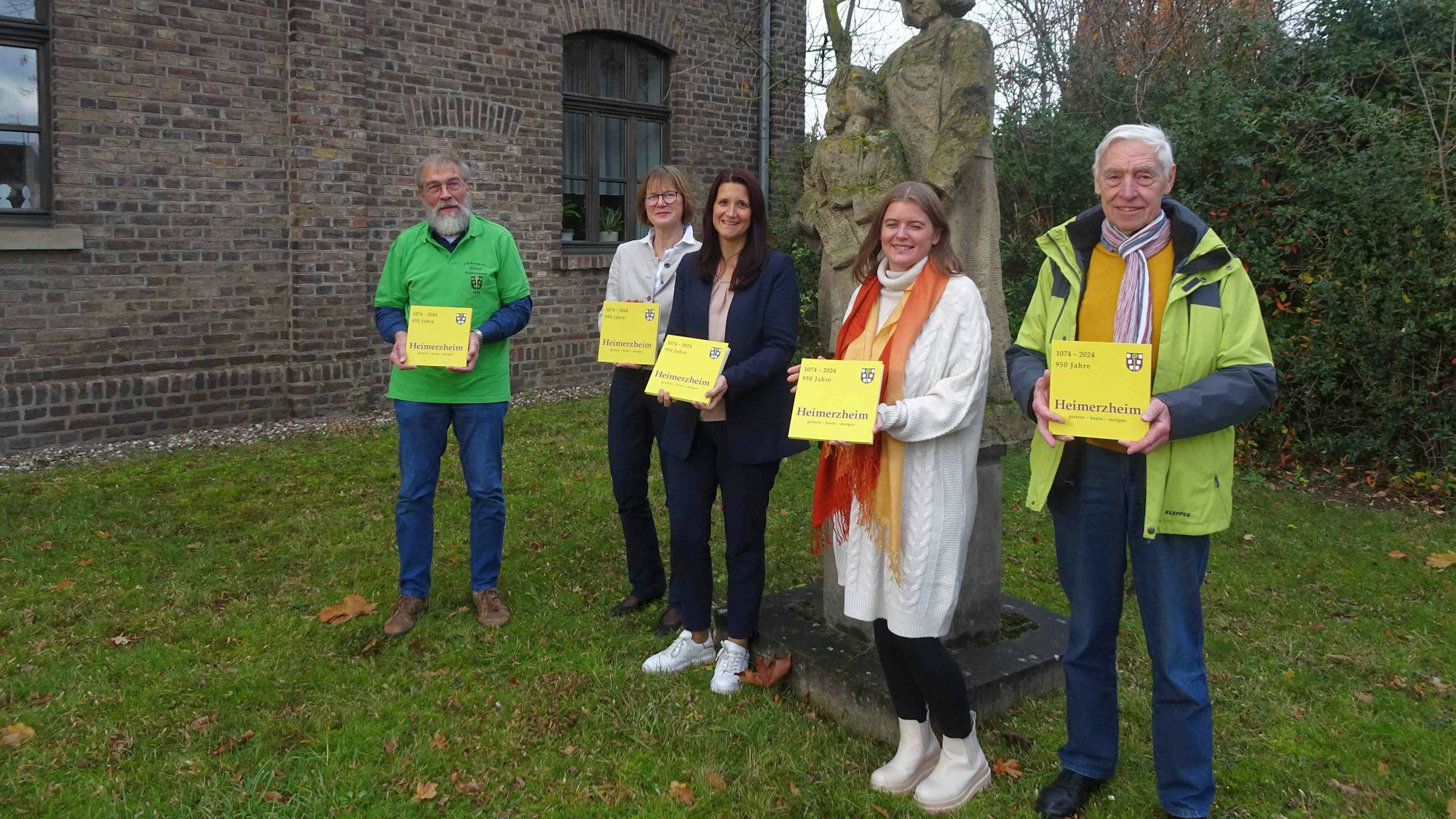 Buchpräsentation: Hans-Josef Balg, Angelika Neubauer, Michaela Klimke (Kreissparkasse), Sara Kauffmann und Hermann Schlagheck (v. l.) vor der Statue von Josef mit dem Kind Jesus.