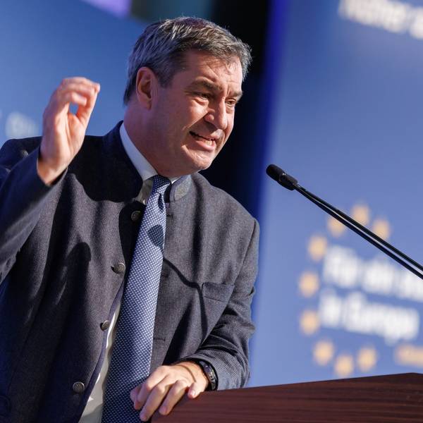 Markus Söder (CSU), Ministerpräsident von Bayern, spricht an einem Rednerpult. (Symbolbild)