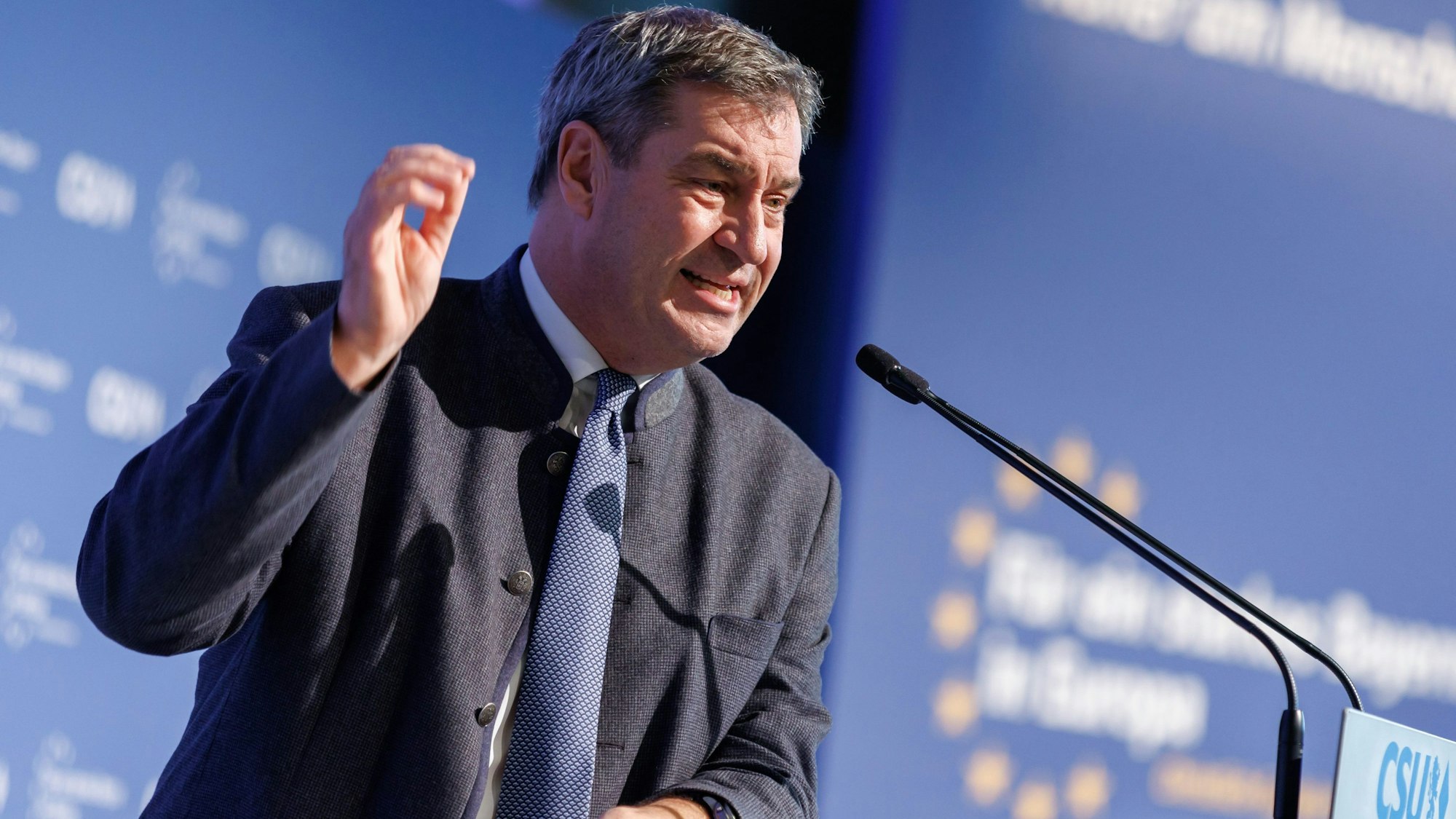 Markus Söder (CSU), Ministerpräsident von Bayern, spricht an einem Rednerpult. (Symbolbild)