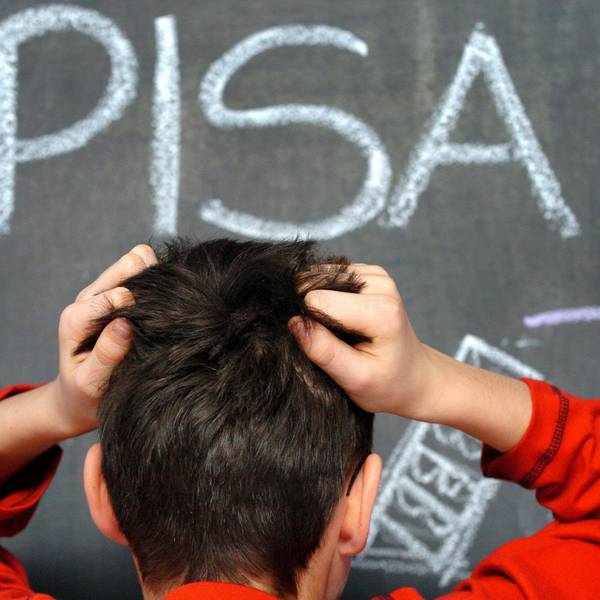 Der Schüler Arne rauft sich in Schwerin vor dem mit Kreide an eine Schultafel geschriebenen Wort PISA die Haare.