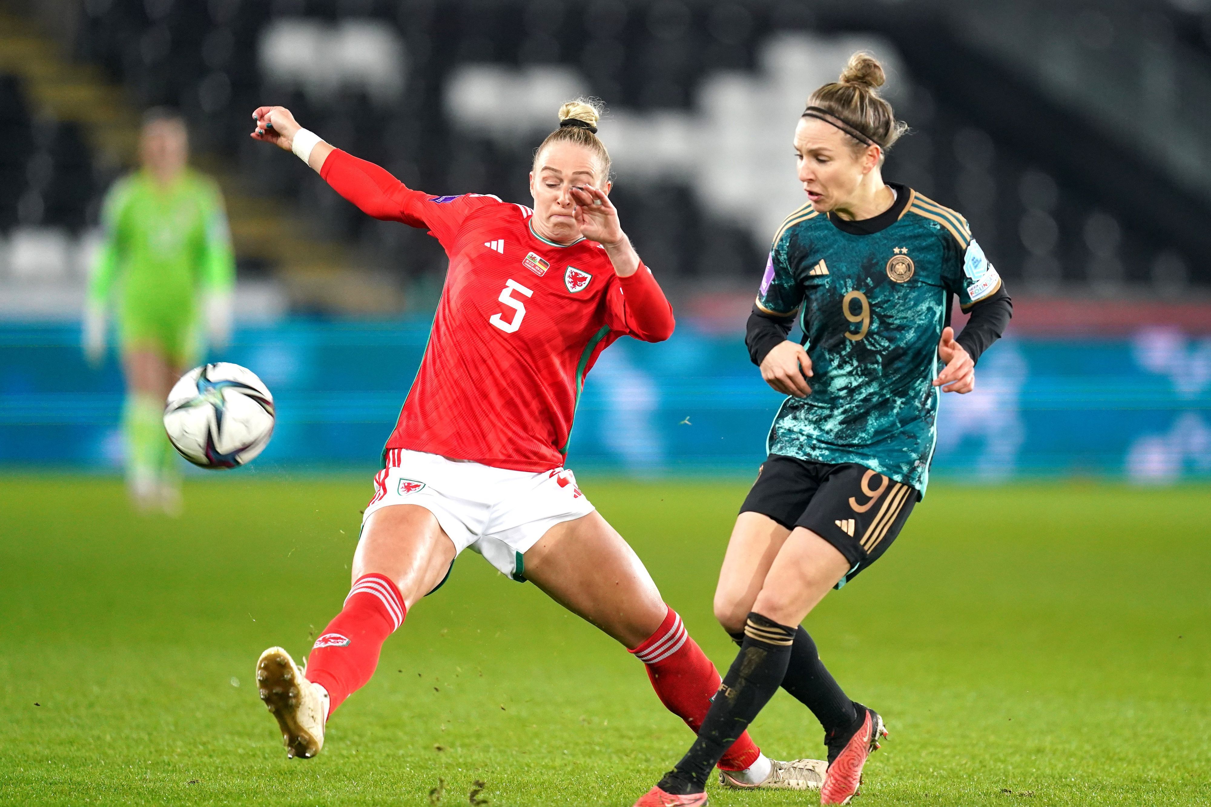 Svenja Huth (r) aus Deutschland und Rhiannon Roberts aus Wales in Aktion.