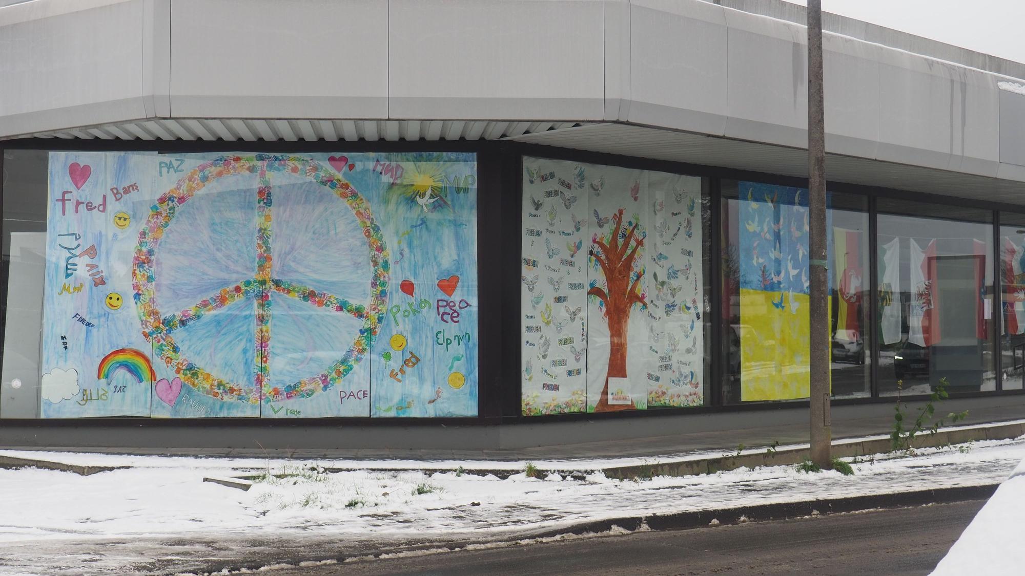 Ein großes Plakat mit dem Peace-Zeichen verdeckt ein Schaufenster.