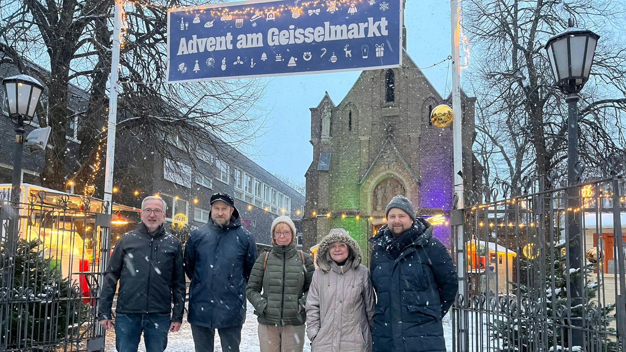 Horst Eßer (v.l.) vom Erzbistum Köln, Thomas Pollmann von Die Hängenden Gärten von Ehrenfeld, Ulla Spohr und Evelyn von Levetzow von der Ehrenfelder Kirchengemeinde und Paul Nolte (v.r.) von Nolte Bier haben den Adventsmarkt ins Leben gerufen.