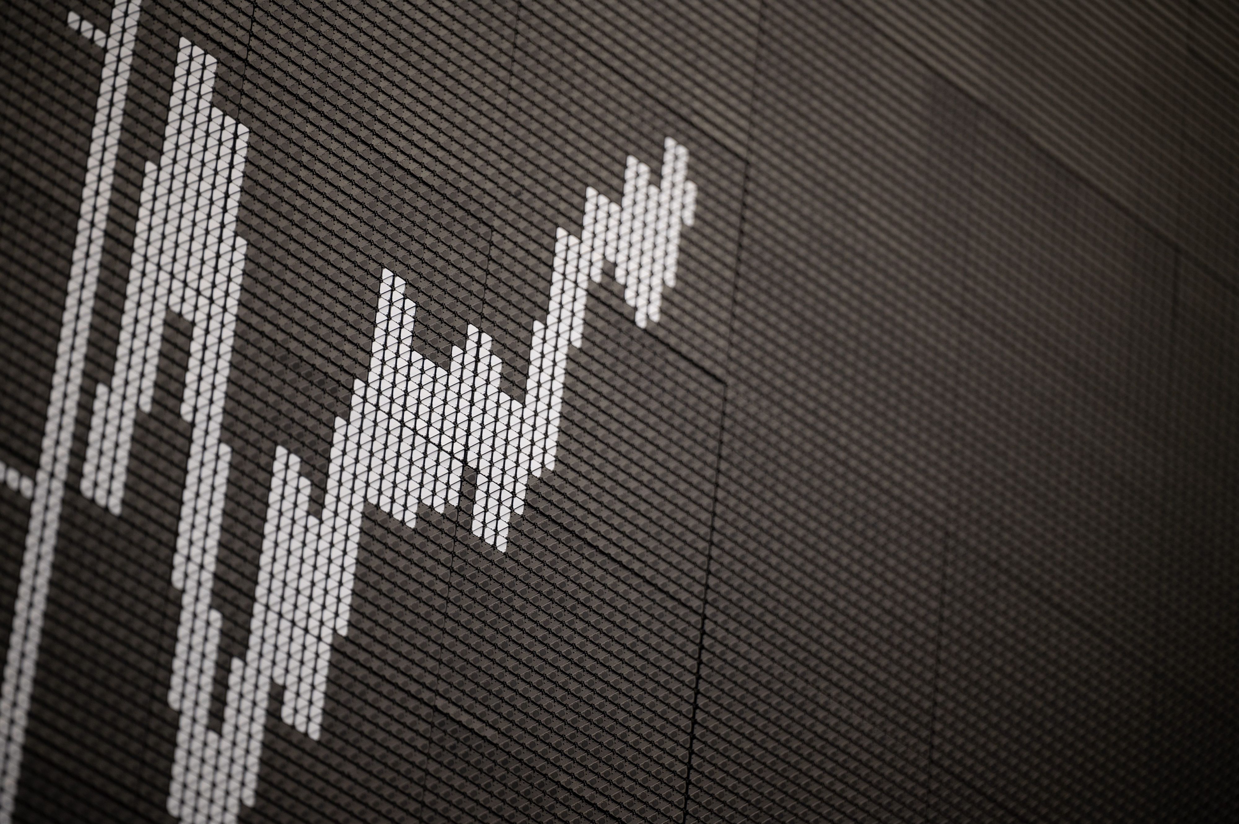 Der Verlauf des Dax wird kurz nach Handelsstart auf der Anzeigetafel in der Frankfurter Börse angezeigt.