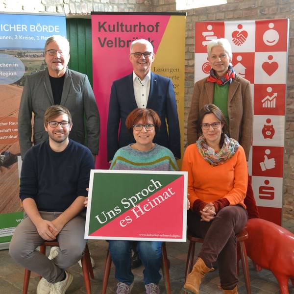 Repräsentanten der Leader-Region Zülpicher Börde und des Kulturhofs Velbrück präsentieren das Projekt „Uns Sproch es Heimat“.