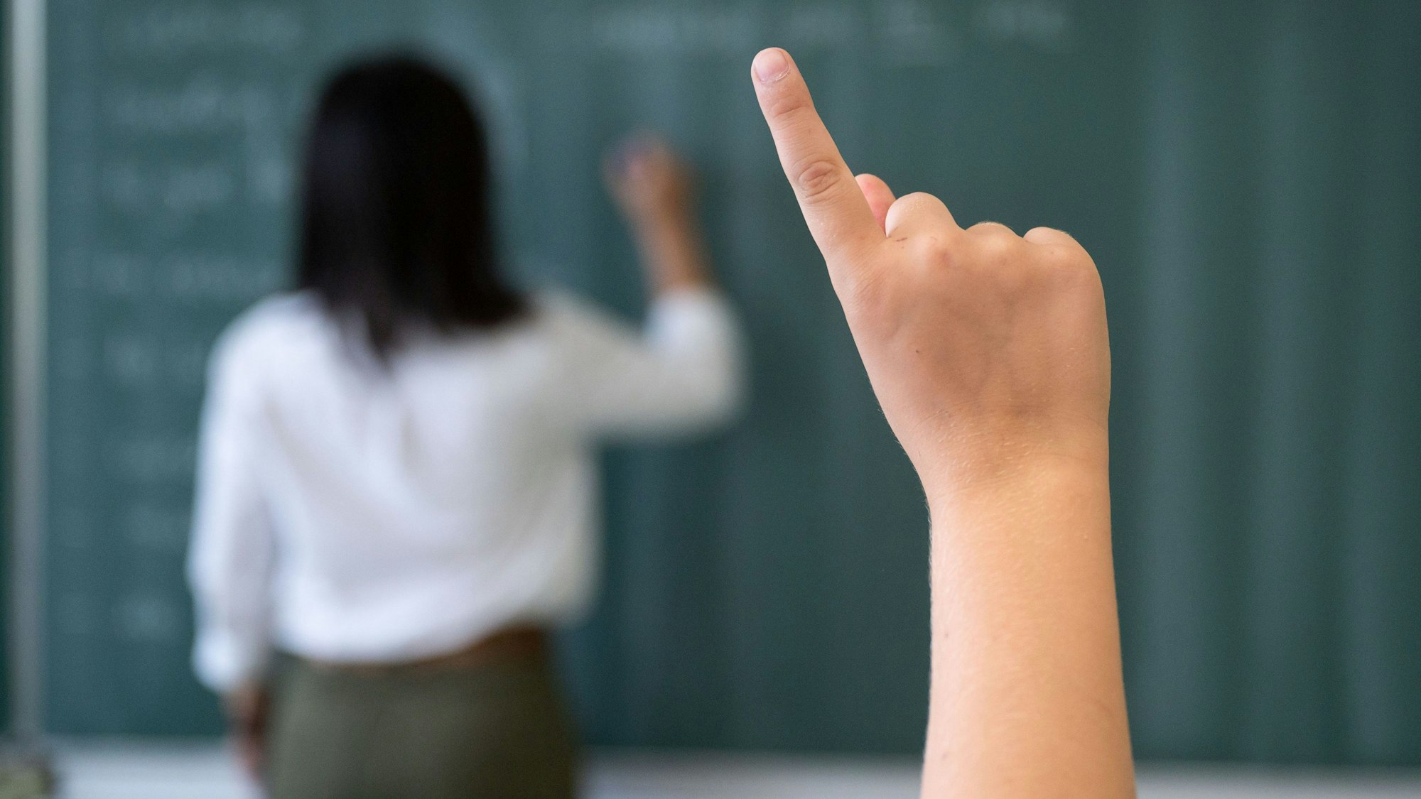 Kinder sitzen in einem Klassenzimmer. Am Dienstag, 5. Dezember, wurden die Ergebnisse der neuen Pisa-Studie vorgestellt.