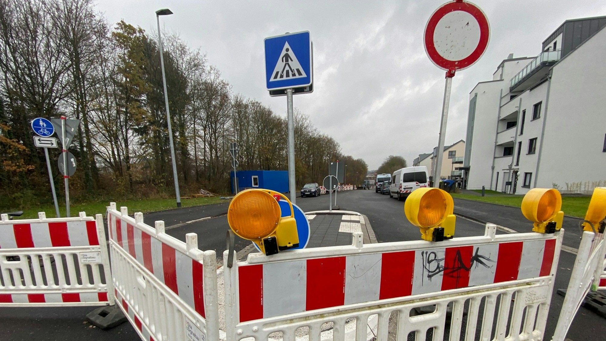 Zu sehen sind Absperrbaken an der Otto-Wels-Straße.