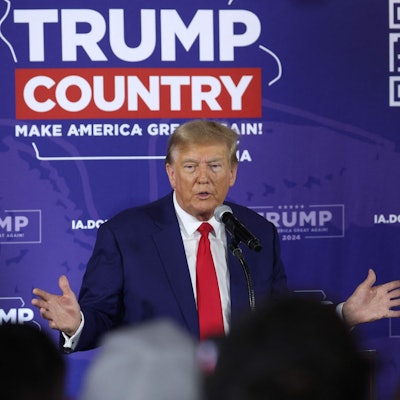 Der ehemalige US-Präsident Donald Trump bei einer Wahlkampfveranstaltung im US-Bundesstaat Iowa. Die Vorwahlen der Republikaner stehen bald an, Trump gilt derzeit als Favorit für die Kandidatur.