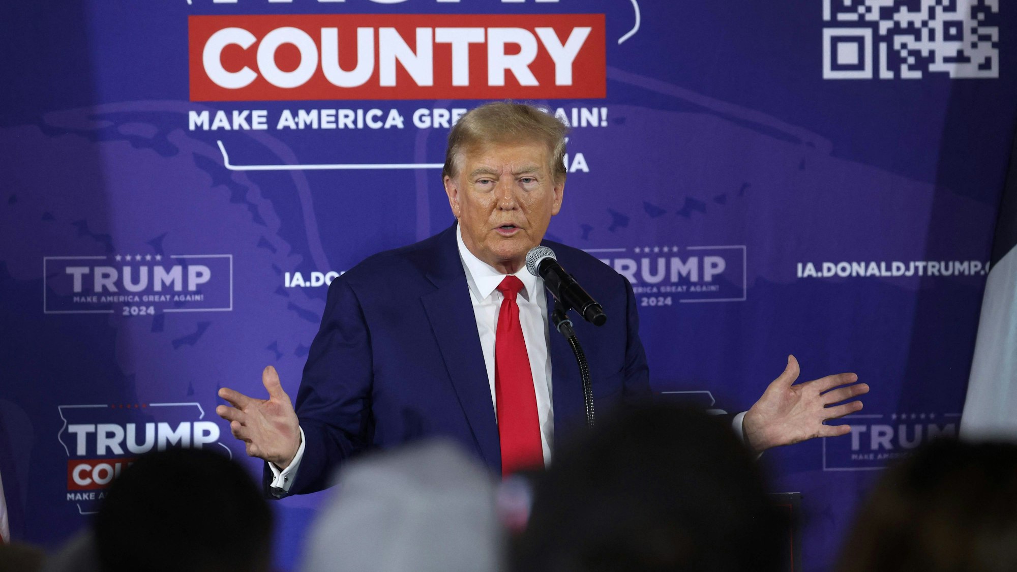 Der ehemalige US-Präsident Donald Trump bei einer Wahlkampfveranstaltung im US-Bundesstaat Iowa. Die Vorwahlen der Republikaner stehen bald an, Trump gilt derzeit als Favorit für die Kandidatur.