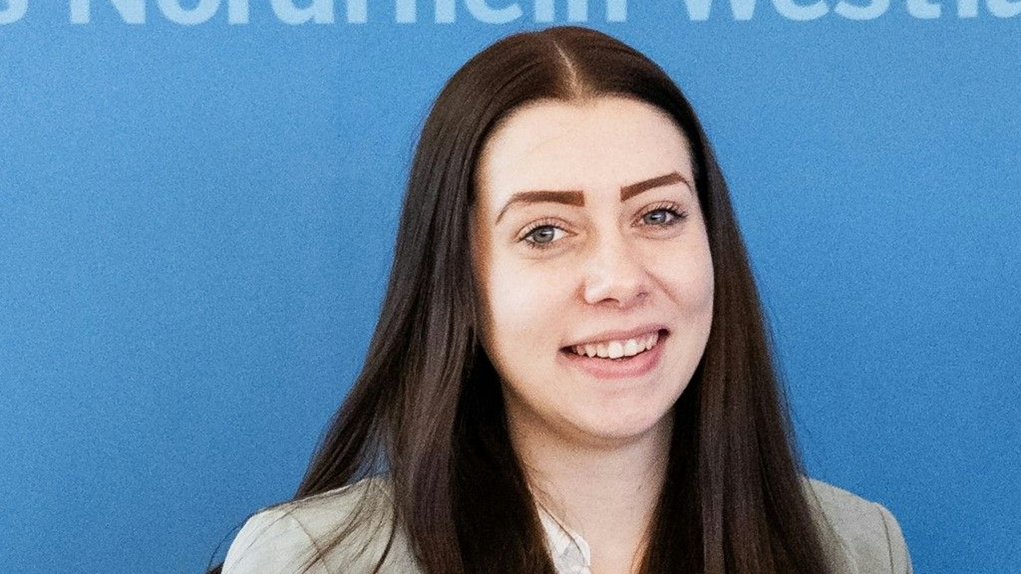 Ein Porträtbild von Sophie Breuer ist zu sehen.