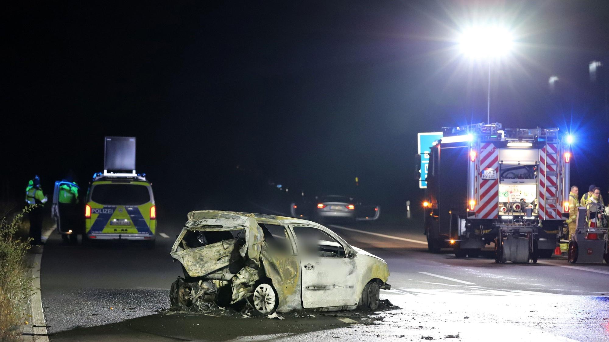 Das Bild zeigt einen ausgebrannten Kleinwagen auf der Autobahn.