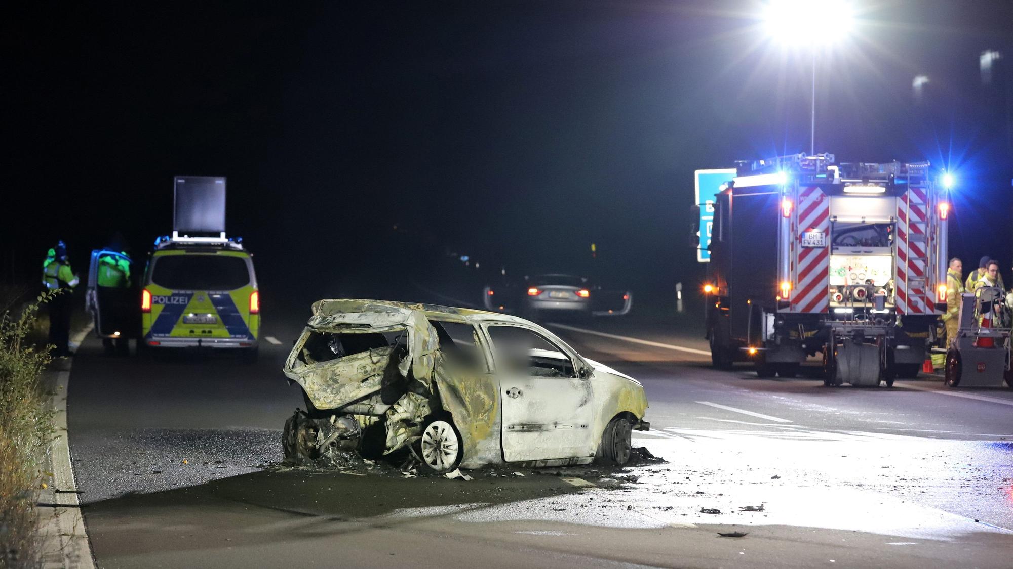 Das Bild zeigt ein ausgebranntes Auto auf der Autobahn.