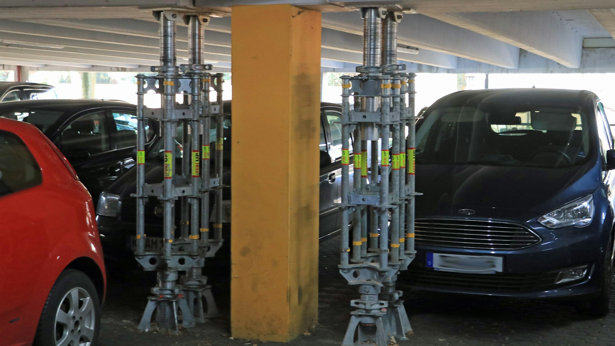 Auf dem Bild sind die Stützen im Parkhaus zu sehen