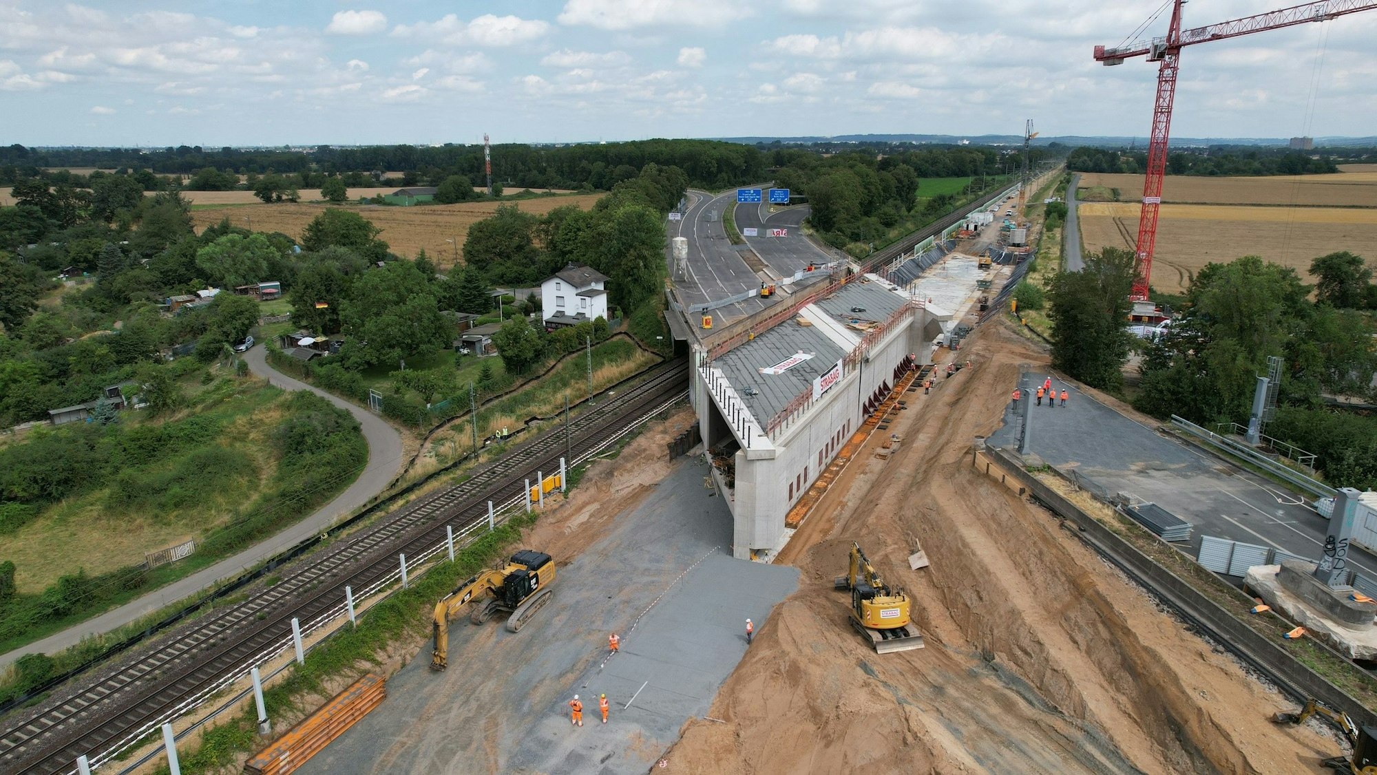 Wegen einer Brückenbaustelle klafft eine Lücke in einer Autobahn