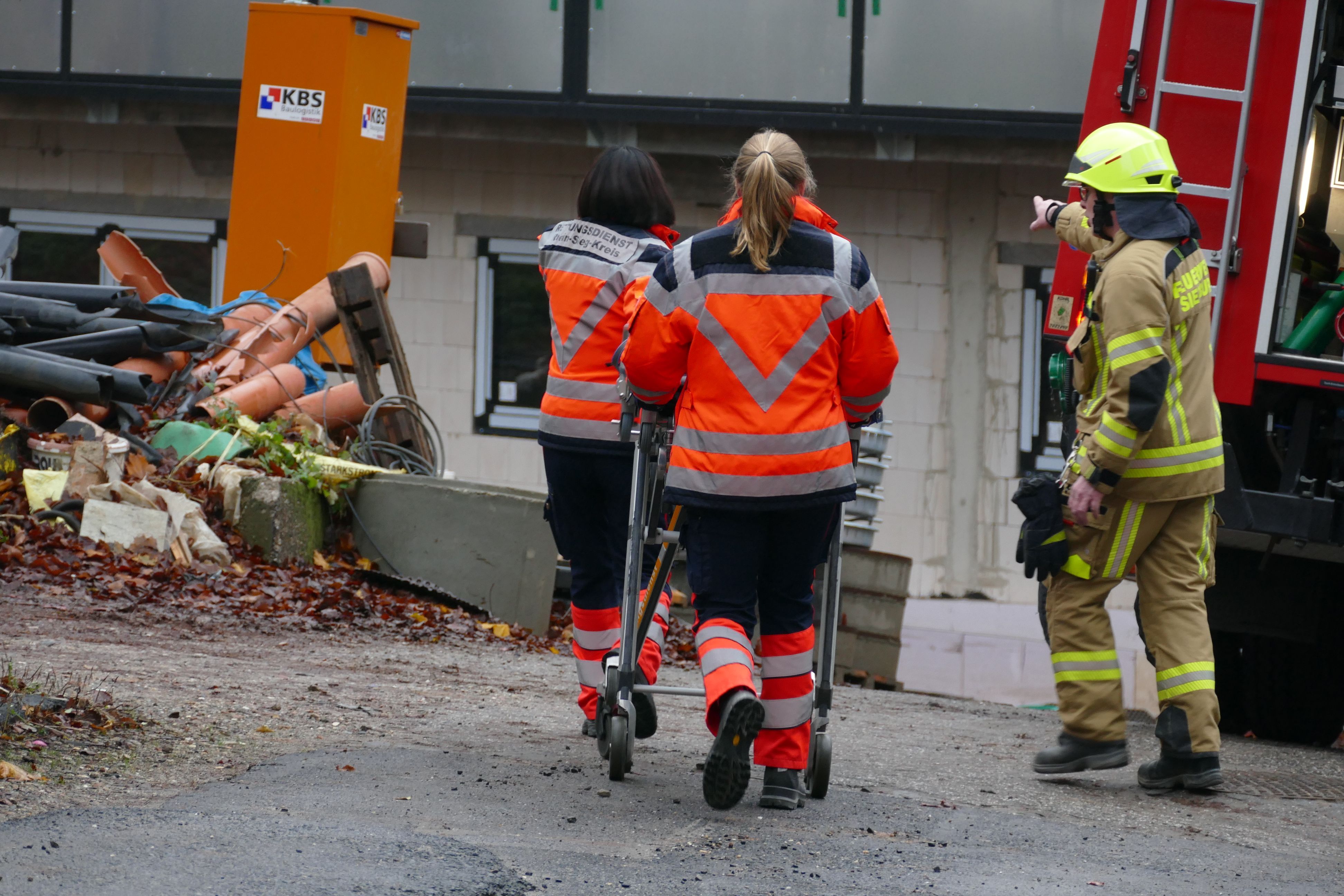 Rettungskräfte an der Unfallstelle.