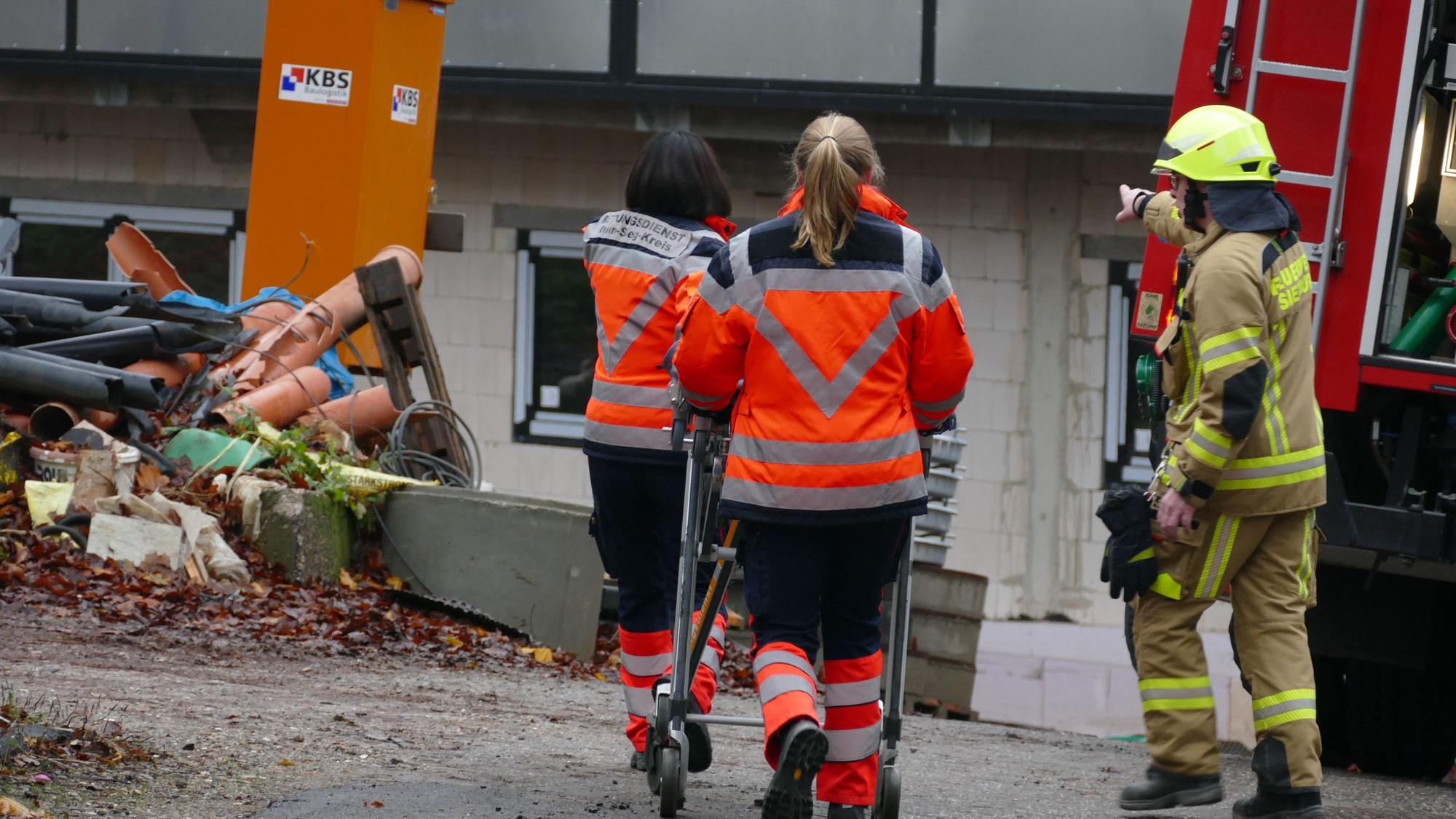 Rettungskräfte an der Unfallstelle.