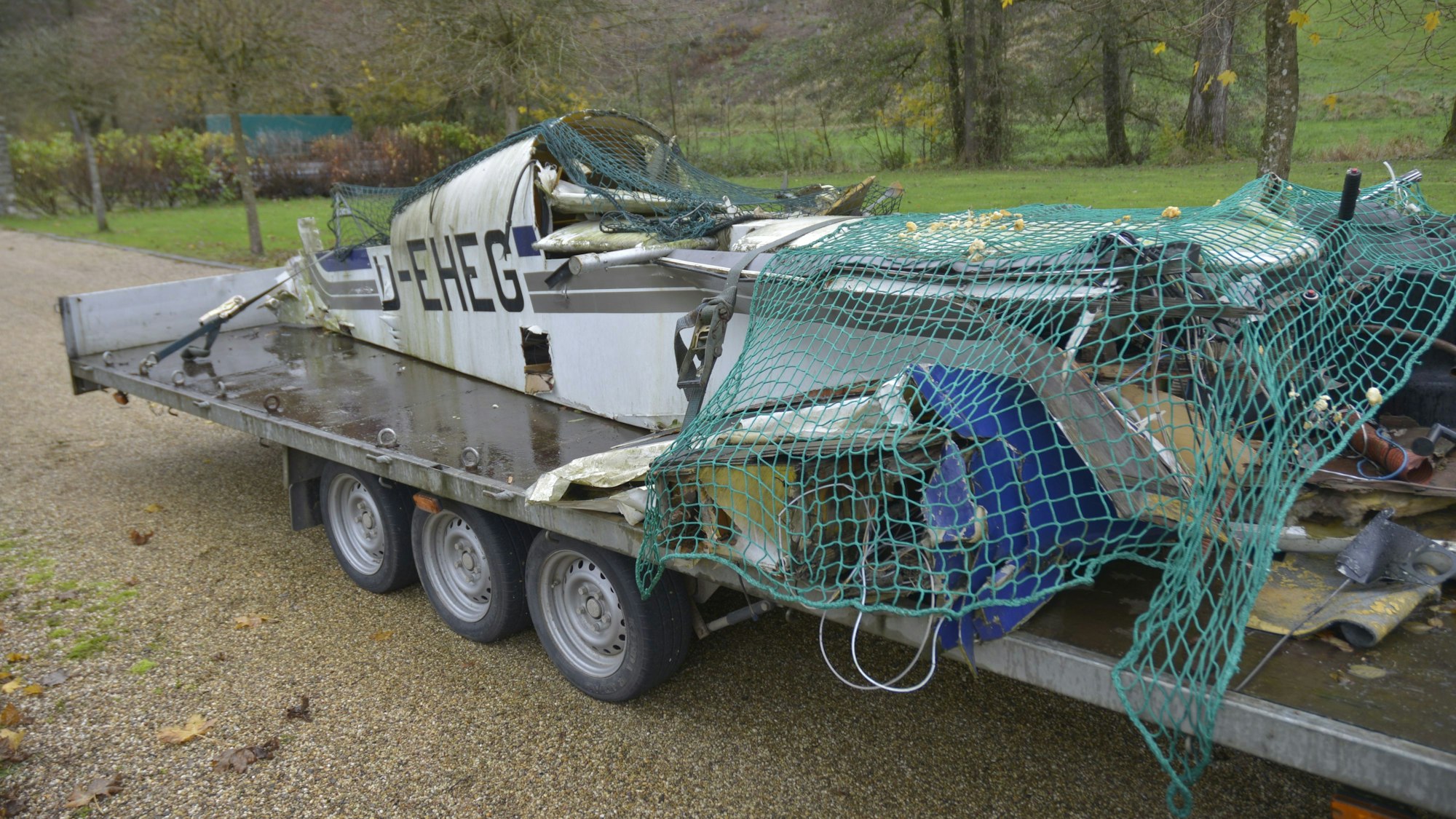 Reste des Flugzeugs mit der Kennung „D-EHEG“ liegen auf einem Autoanhänger.