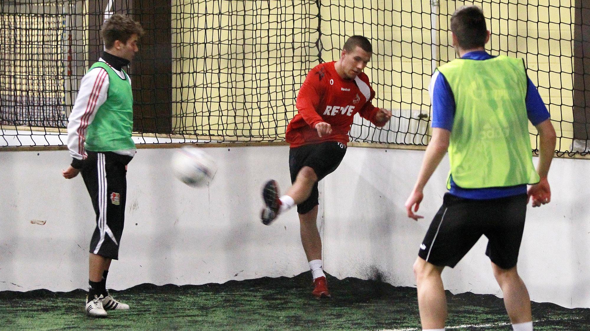 1.FC Köln
Lukas Podolski spielte in der Bergheimer Fußballhalle "Sportcentrum Bergheim" mit Freunden