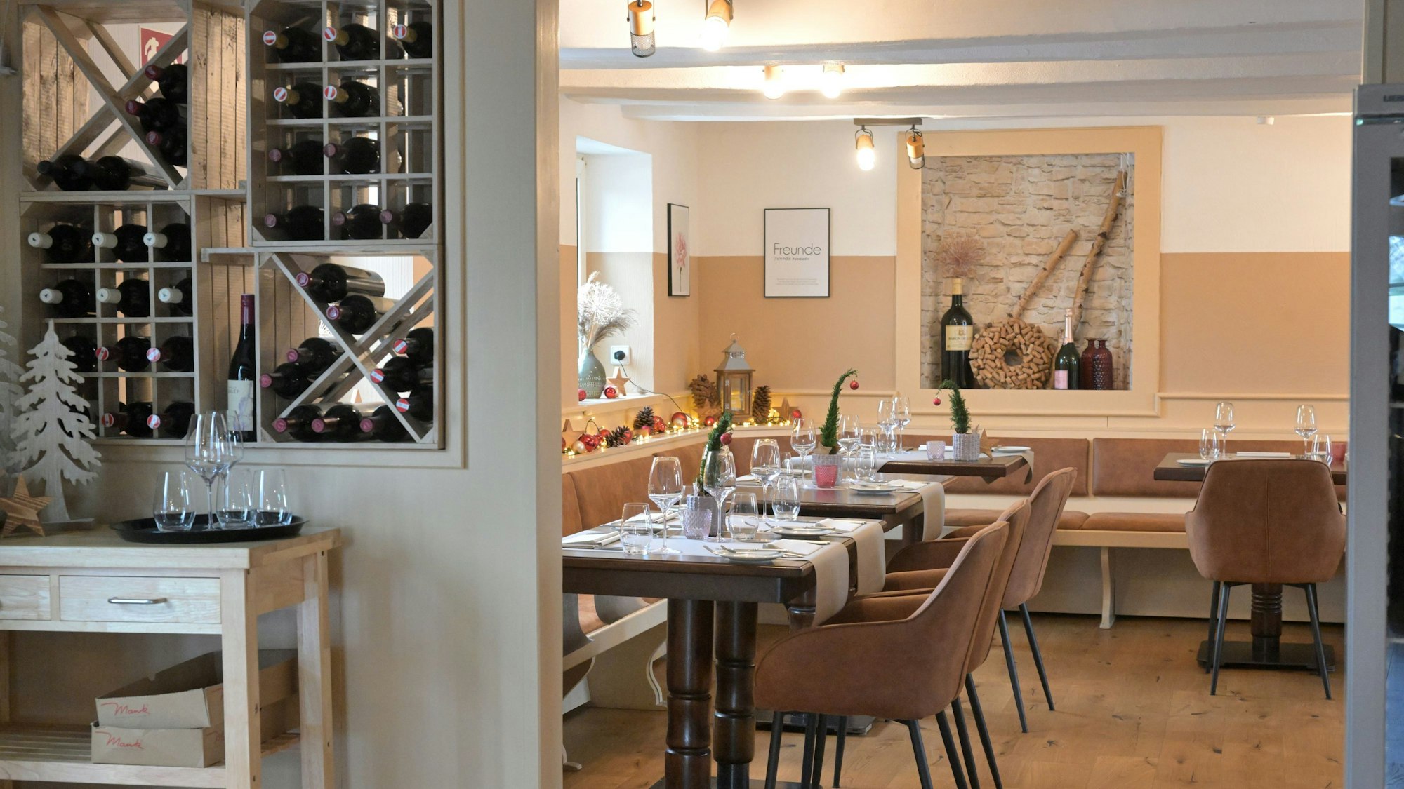 Blick in den Gastraum des Restaurants LM1921 mit weihnachtlicher Dekoration.