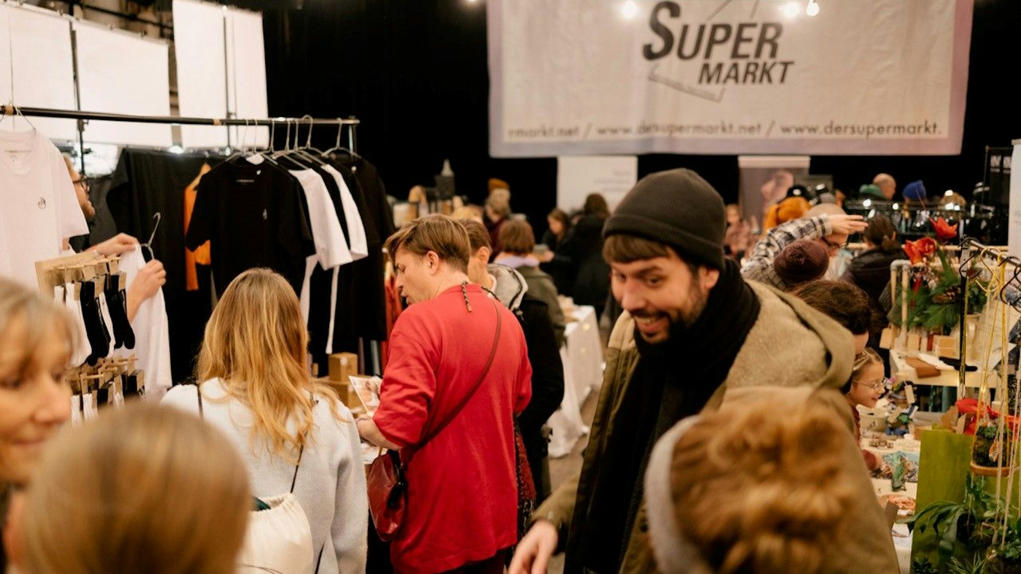 Besucher auf dem Super-Weihnachtsmarkt im Bürgerhaus Stollwerck in der Südstadt