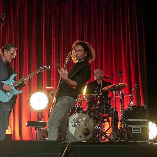 Das Foto zeigt die Band auf der Bühne des Euskirchener Stadttheaters in Aktion.
