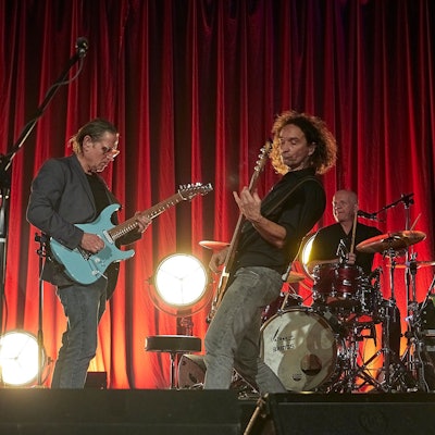 Das Foto zeigt die Band auf der Bühne des Euskirchener Stadttheaters in Aktion.