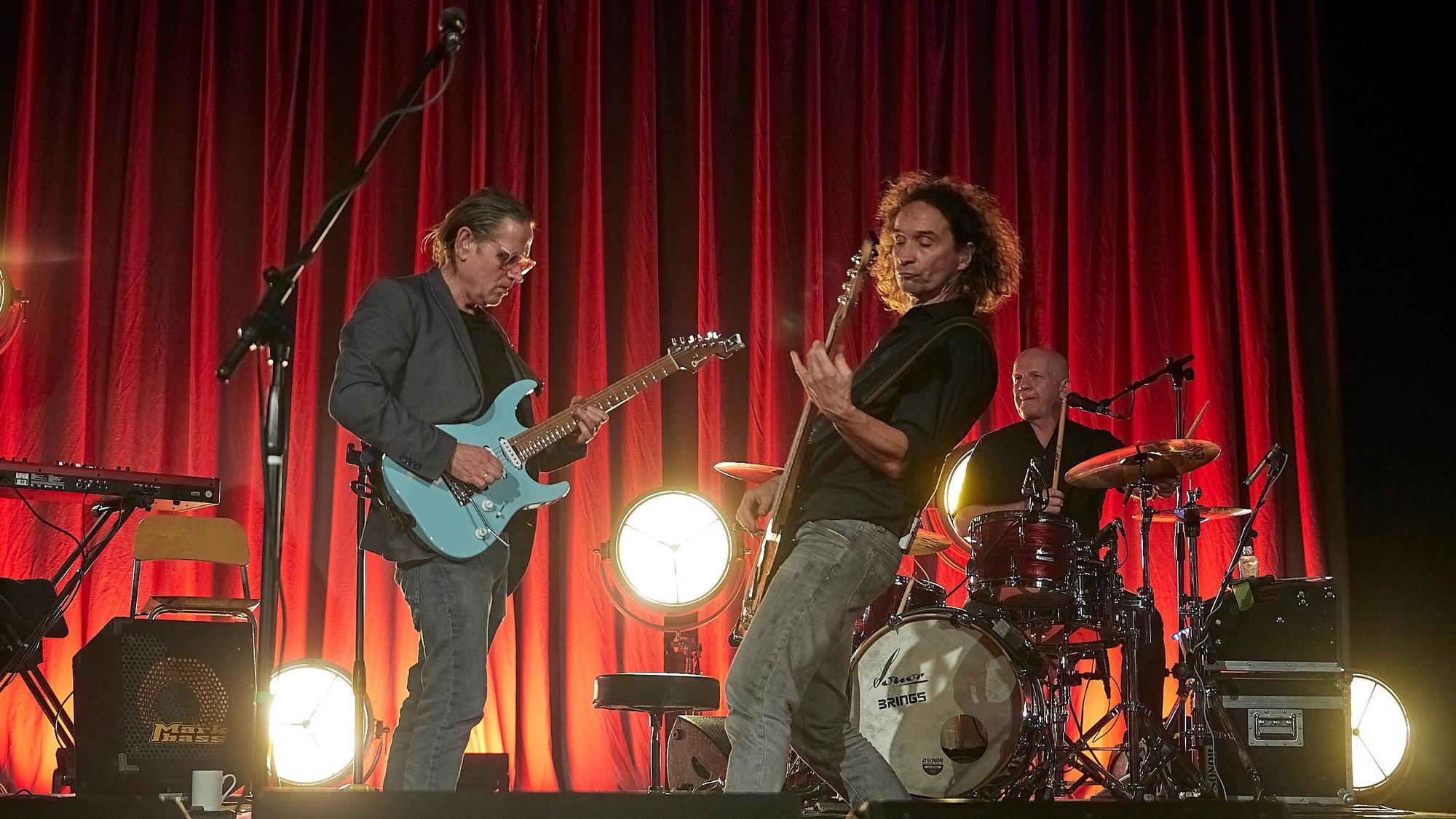 Das Foto zeigt die Band auf der Bühne des Euskirchener Stadttheaters in Aktion.