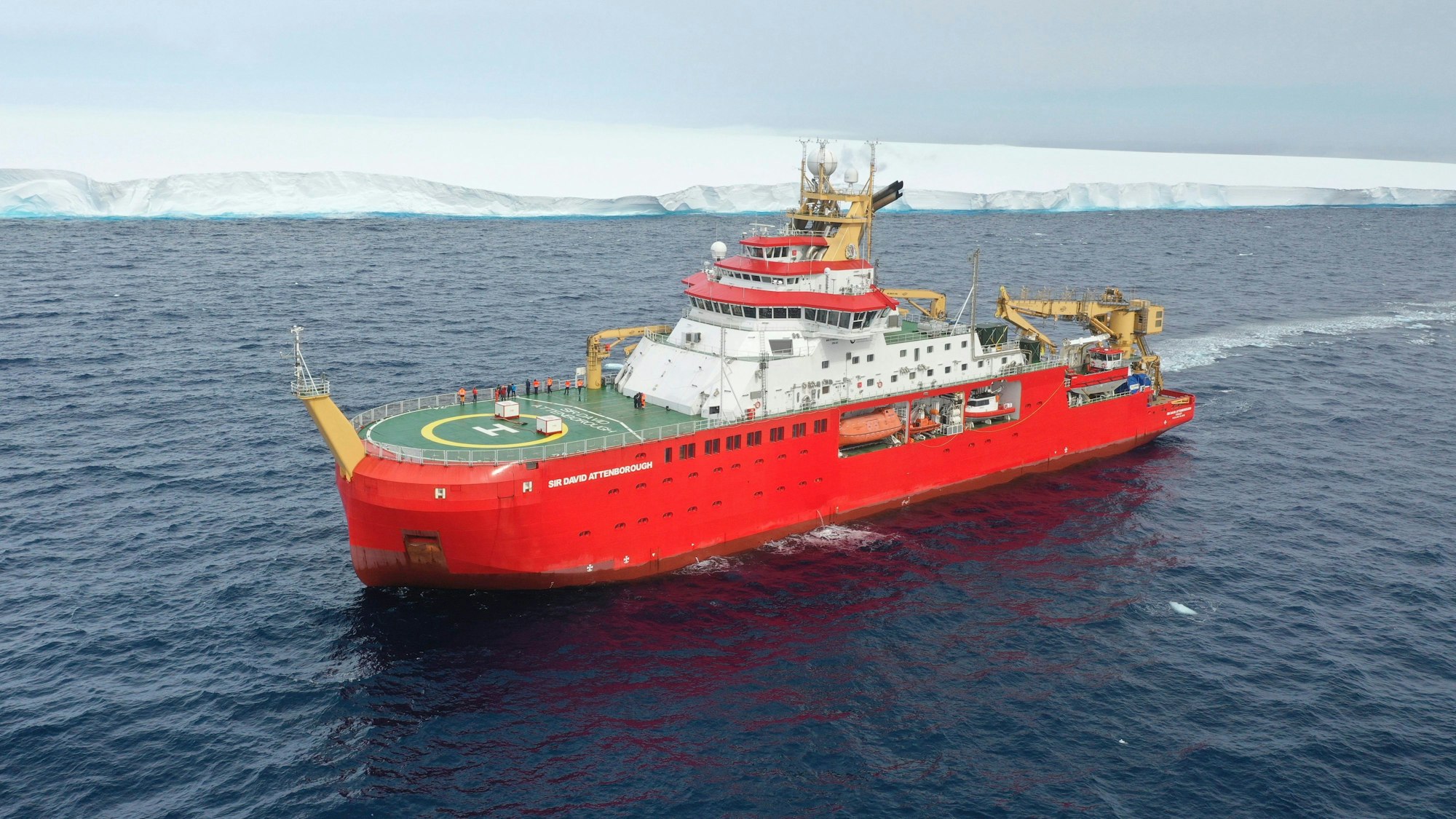 Das britische Forschungsschiff „RRS Sir David Attenborough“ in der Nähe von A23a.