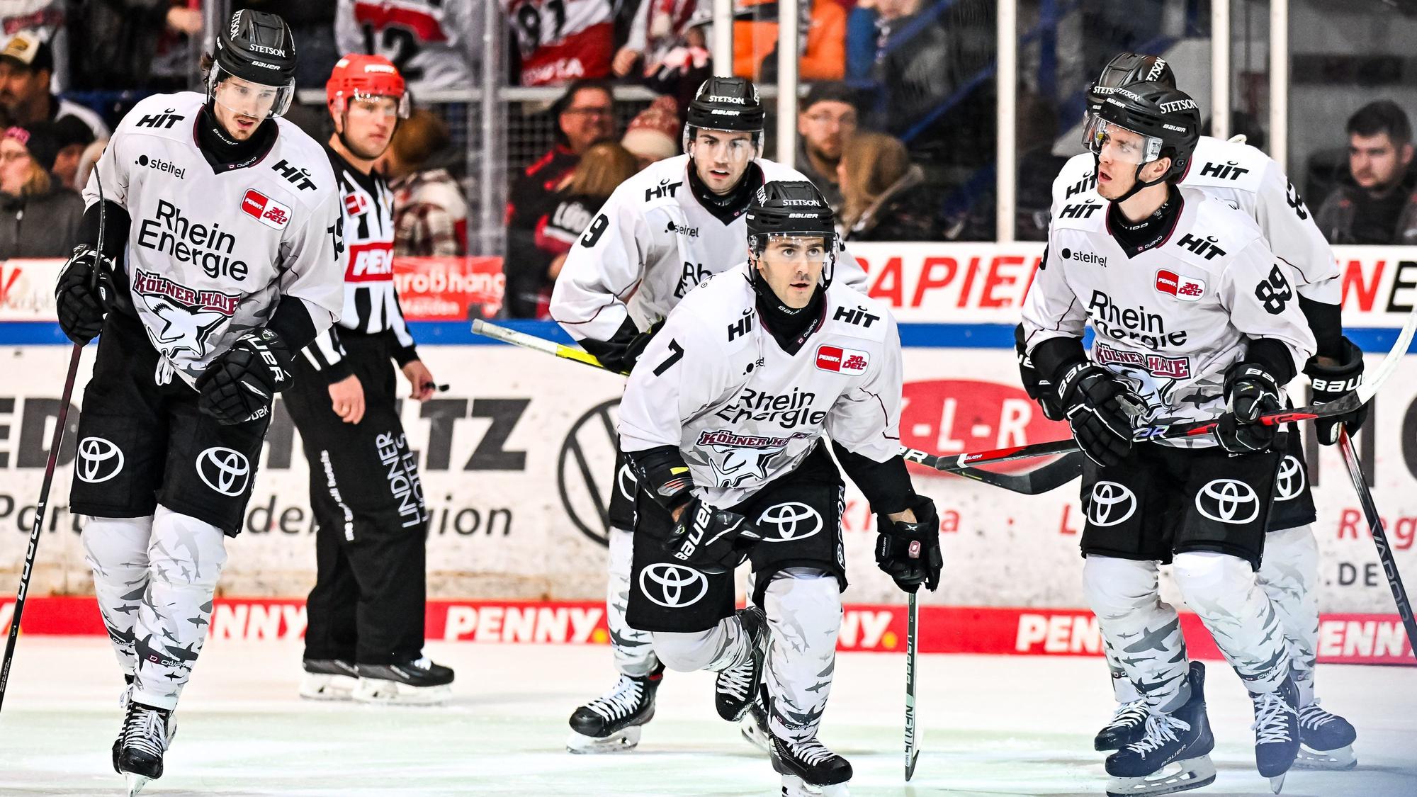 Will und muss vorangehen. Haie-Verteidiger Nick Bailen (vorne links) ist als Führungsspieler gegen den ERC Ingolstadt gefragt.