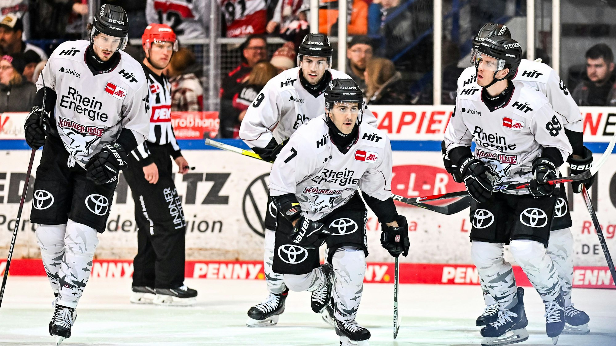 Will und muss vorangehen. Haie-Verteidiger Nick Bailen (vorne links) ist als Führungsspieler gegen den ERC Ingolstadt gefragt.