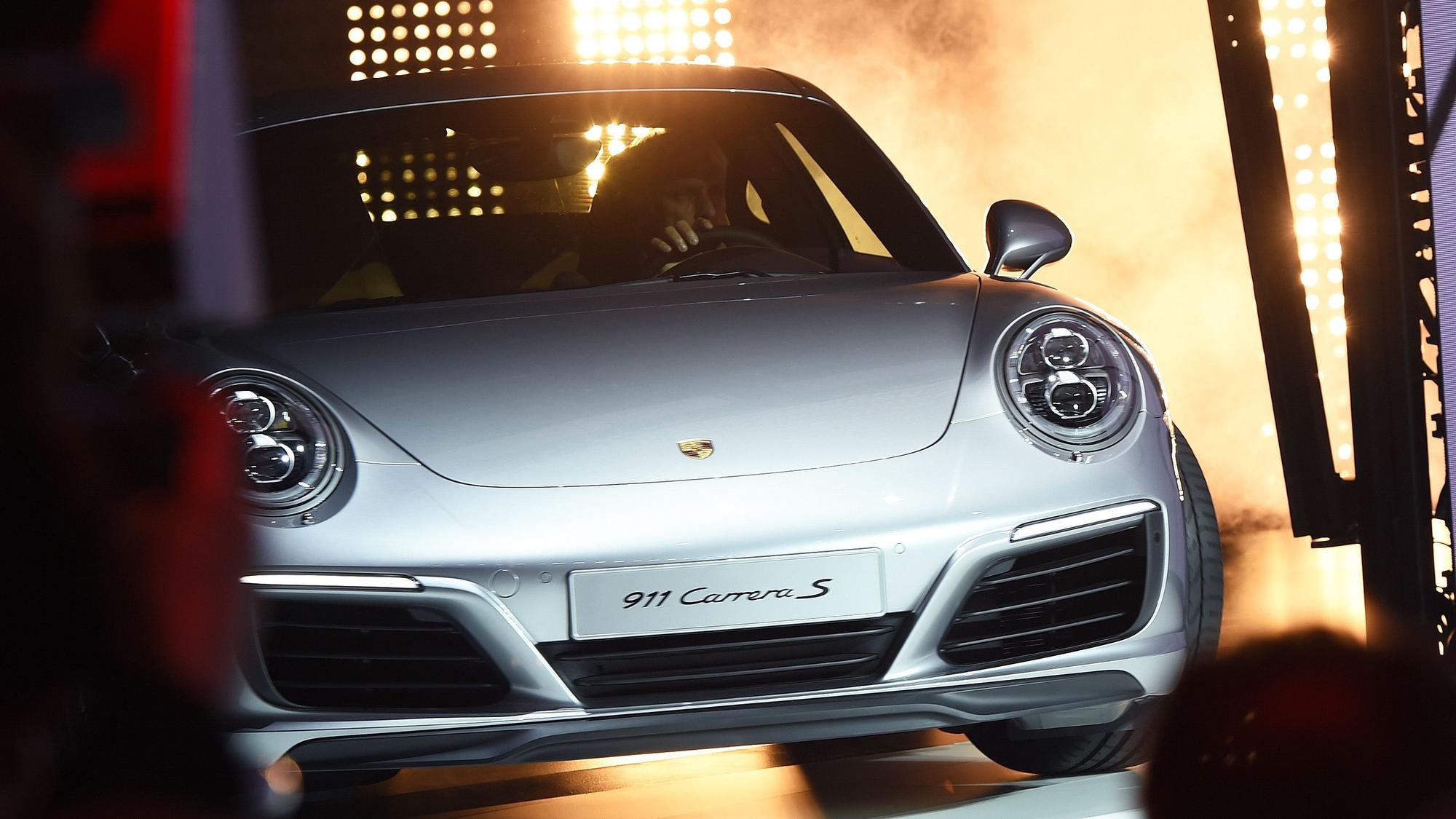 Porsche-Chef Matthias Müller fährt am 15.09.2015 auf der Internationalen Automobilausstellung (IAA) in Frankfurt/M. (Hessen) den neuen 911 Carrera S auf die Schaufläche.