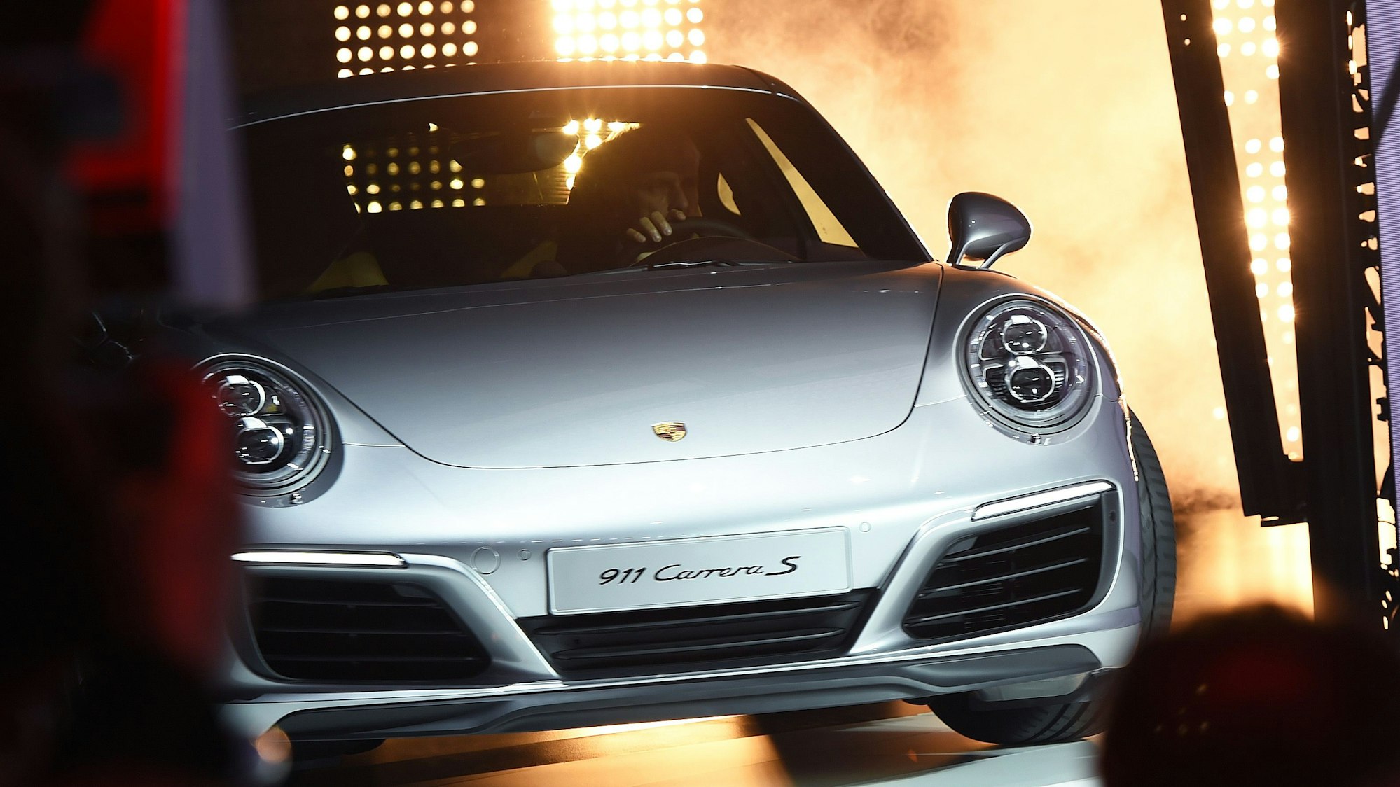 Porsche-Chef Matthias Müller fährt am 15.09.2015 auf der Internationalen Automobilausstellung (IAA) in Frankfurt/M. (Hessen) den neuen 911 Carrera S auf die Schaufläche.