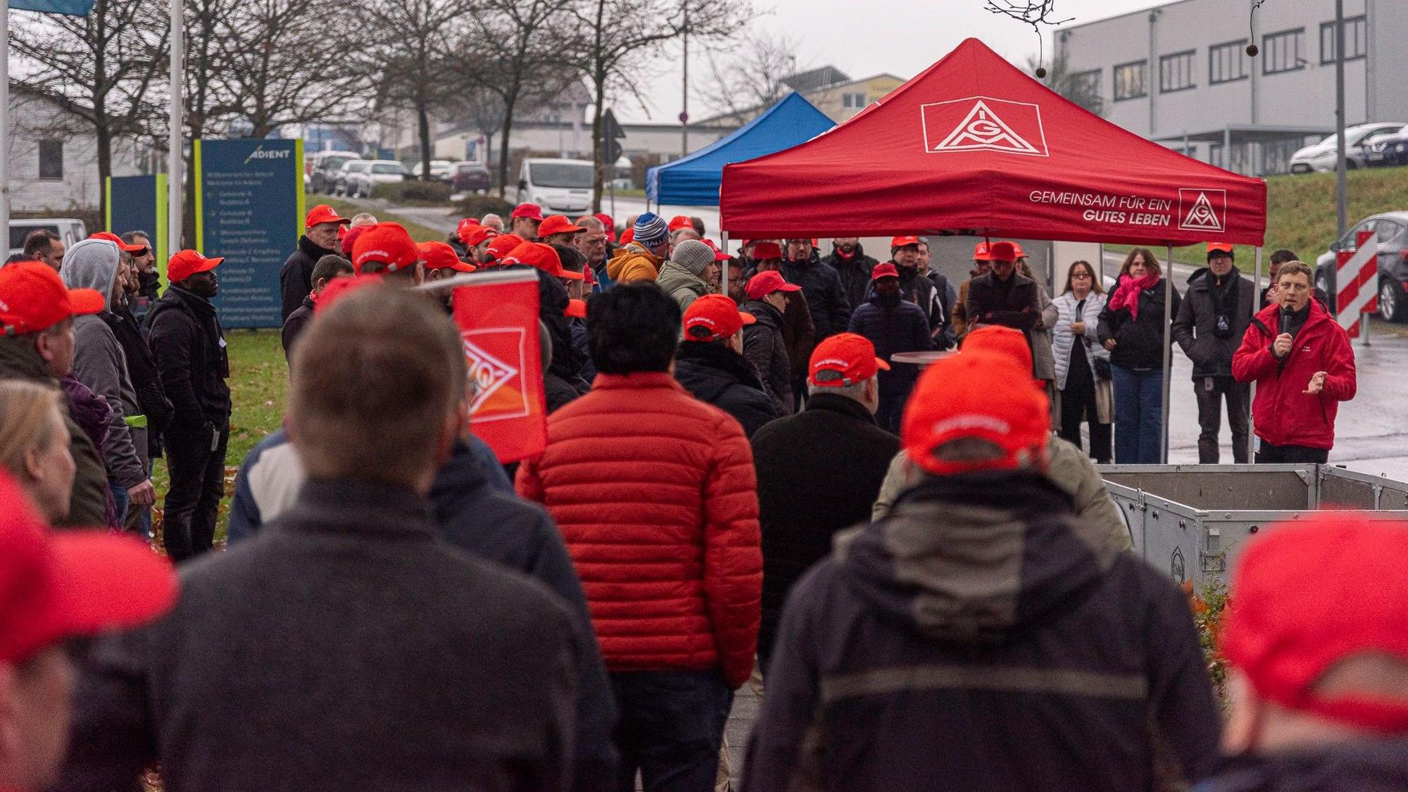 Bei einer „akiven Mittagspause“ verliehen rund 100 Adient-Angestellte ihrer Forderung nach Tariflöhnen Nachdruck.